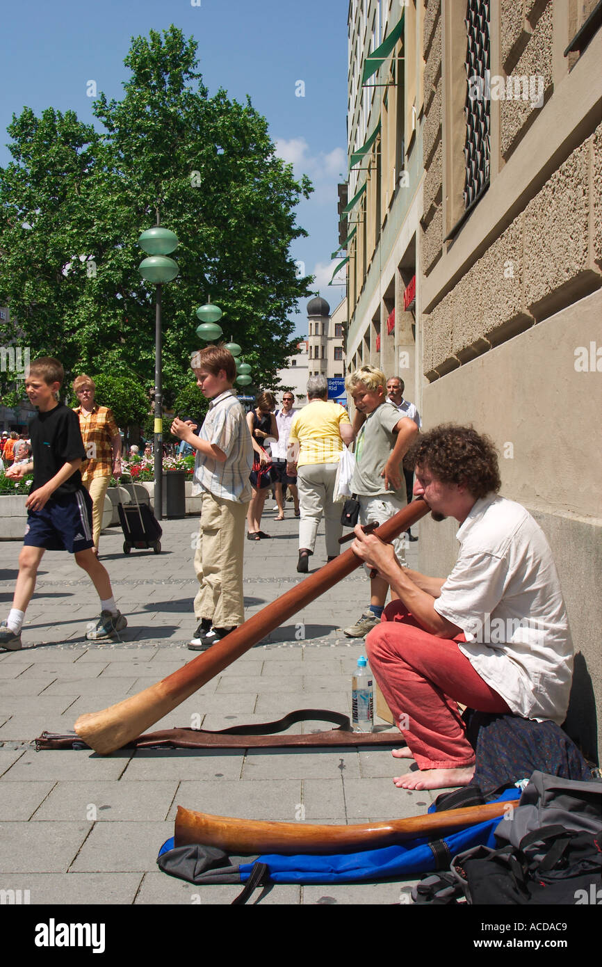 Didgeridoo Spieler in Fußgängerzone von München Bayern Munich Bavaria Stock Photo
