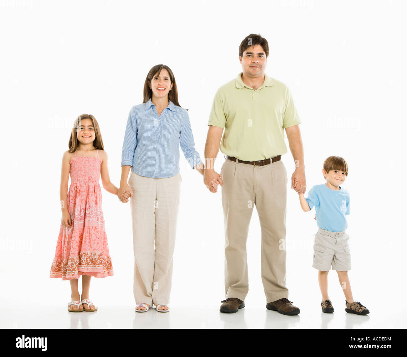 рост мамы папы. рост мамы папы. ребенок в полный рост. рост ребенка по росту отца и матери. семья.