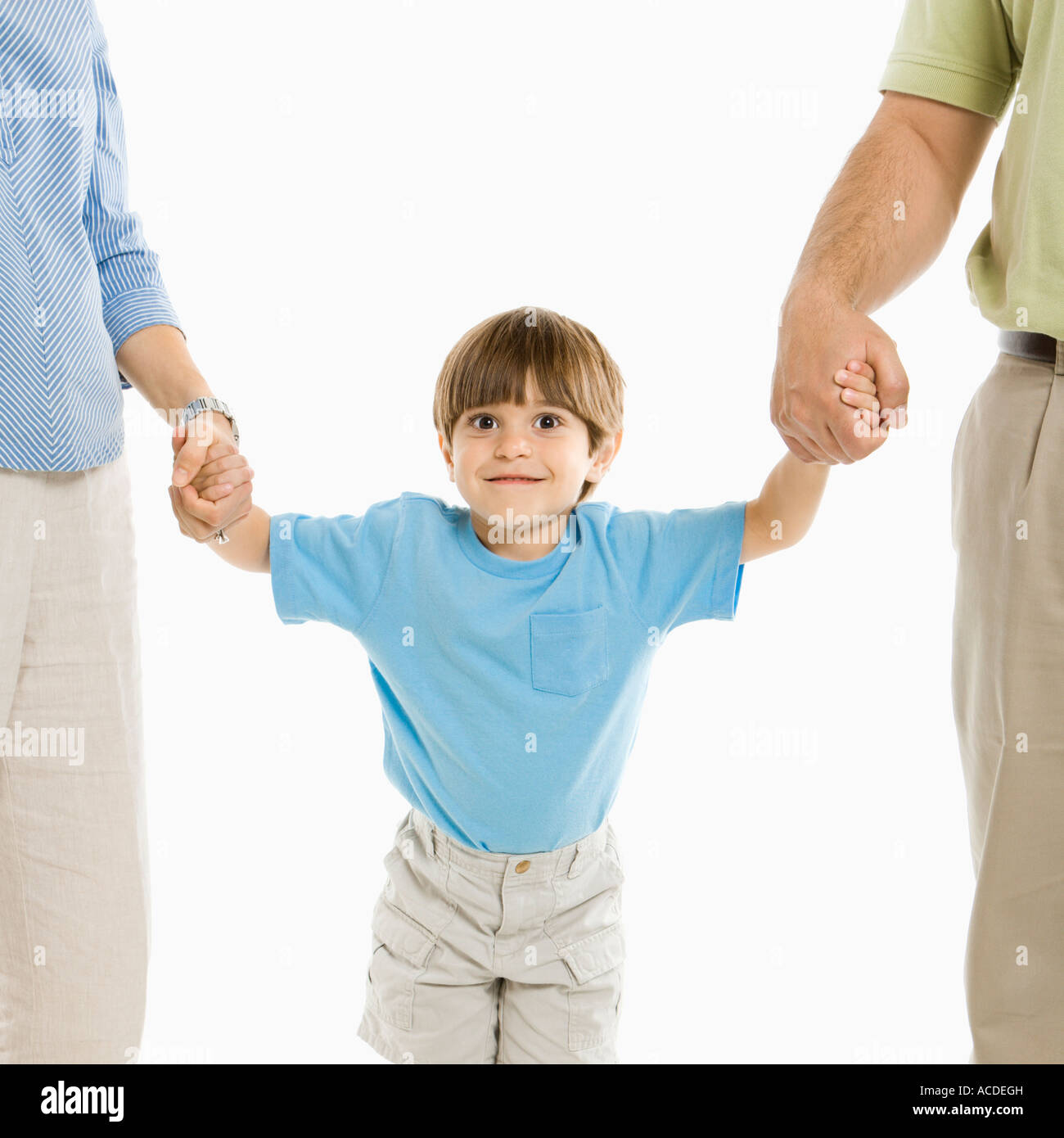 4 мальчика у родителей. ребенка подбрасывают. гипер октивные веселые дети. 4 летний ребенок. старший и младший брат.