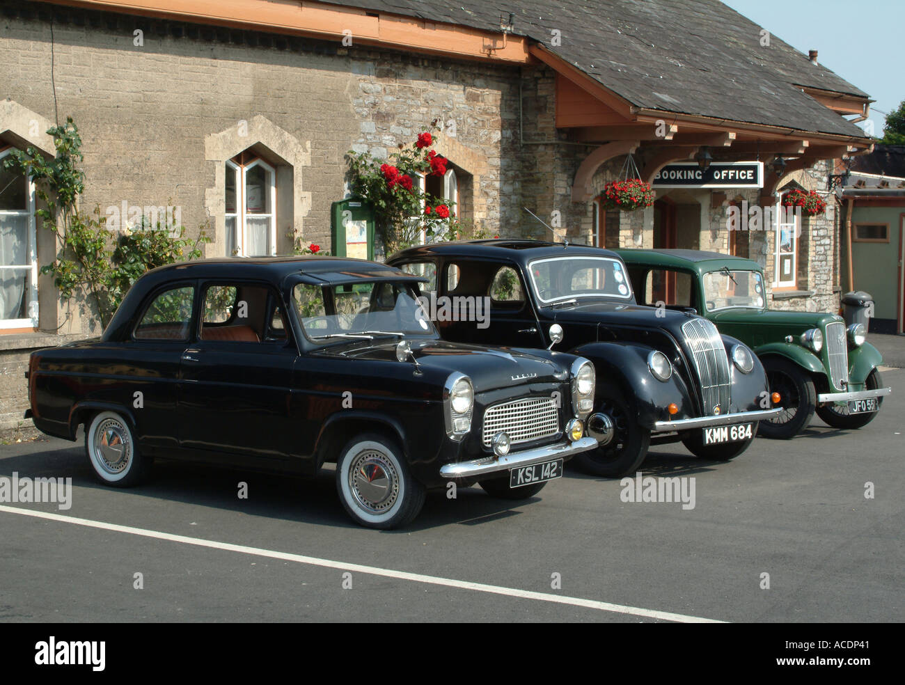 Old Ford Anglia Morris 8 and Austin 7 Parked at Buckfastleigh Station Stock Photo