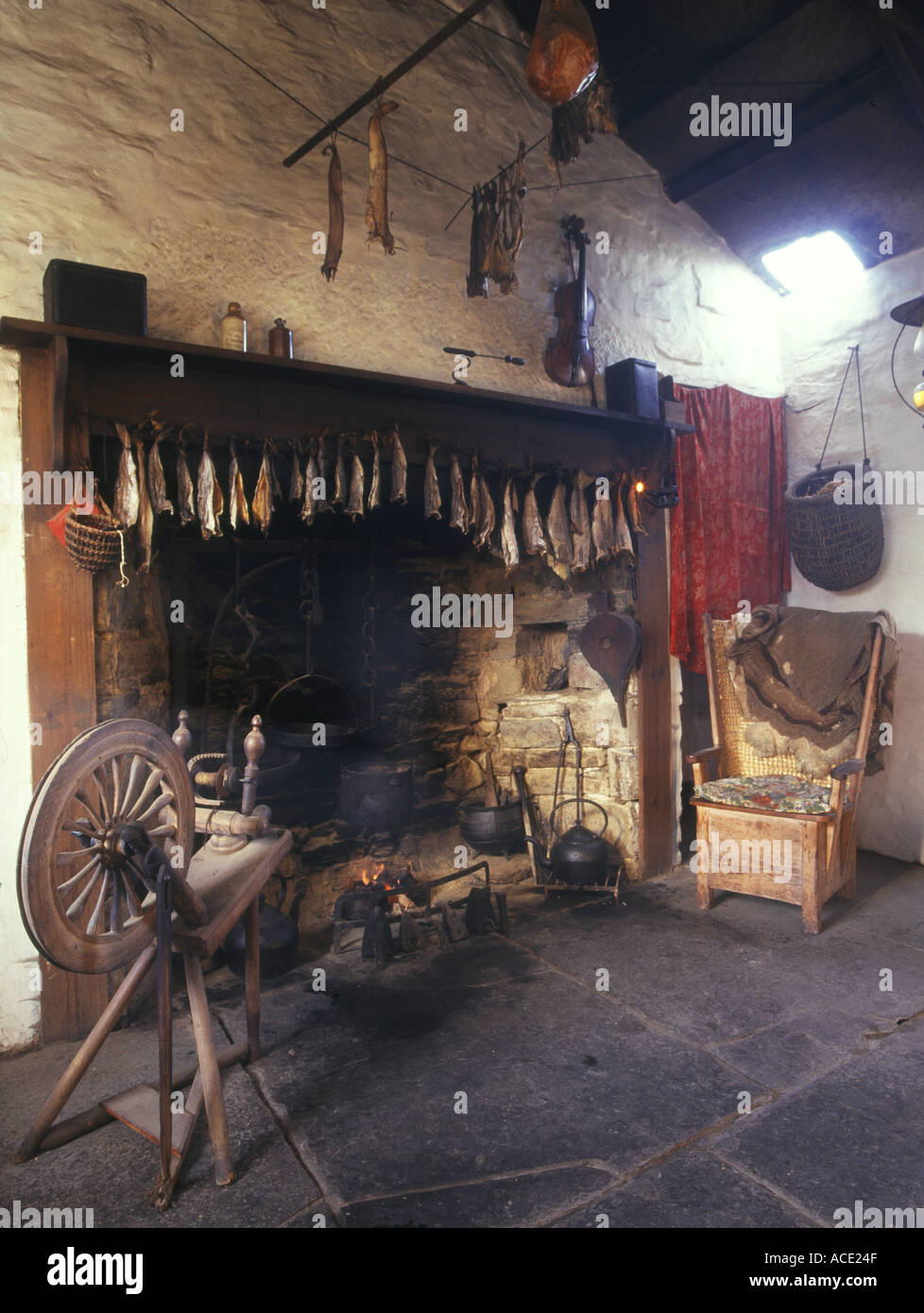 dh Scottish farm museums CORRIGALL MUSEUM ORKNEY SCOTLAND Farmhouse interior cottage fireplace spinningwheel Orkney chair house fire Stock Photo