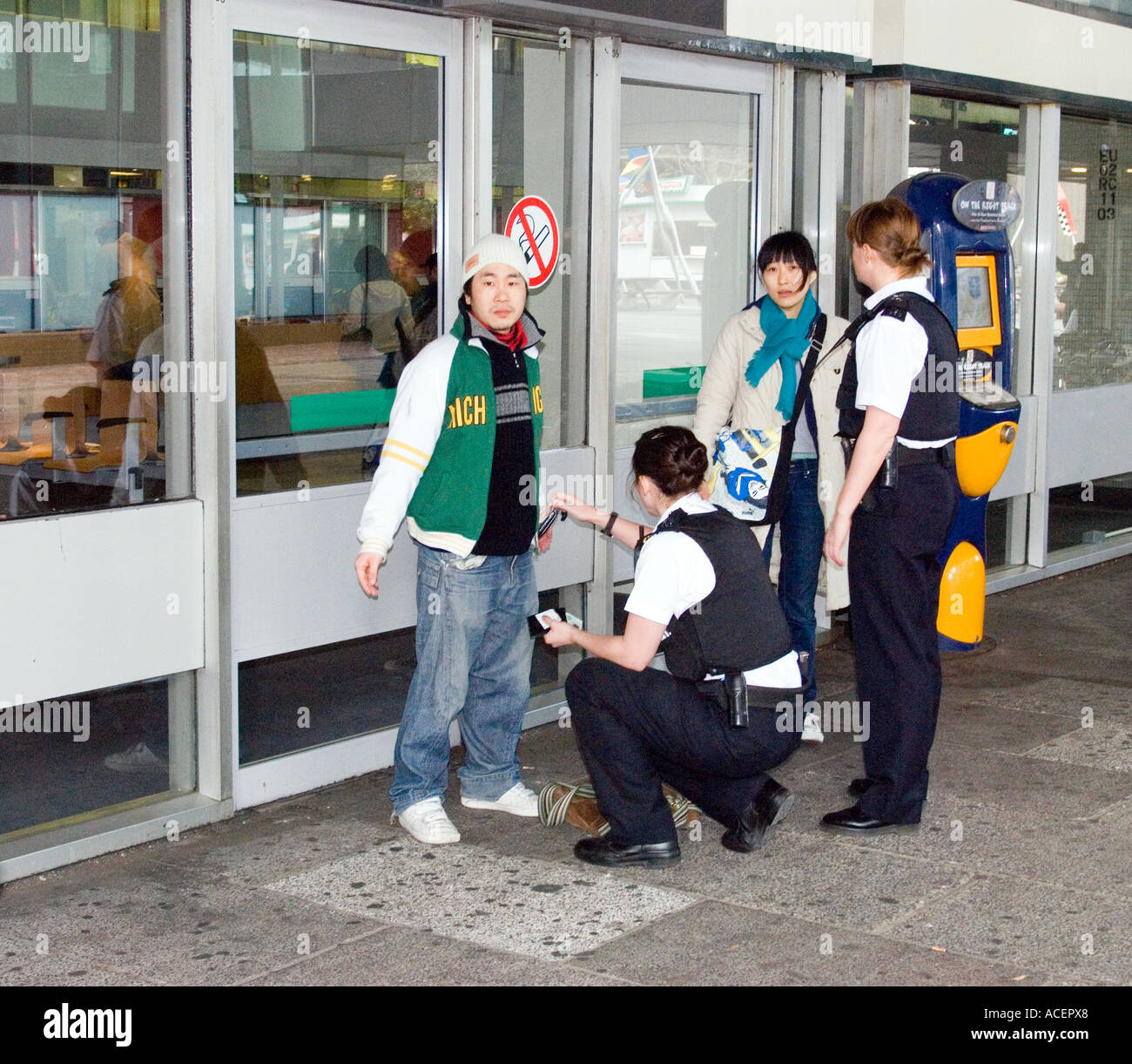 Female Police Officers Searching And Questioning Suspects Euston Station London Uk Stock 8806