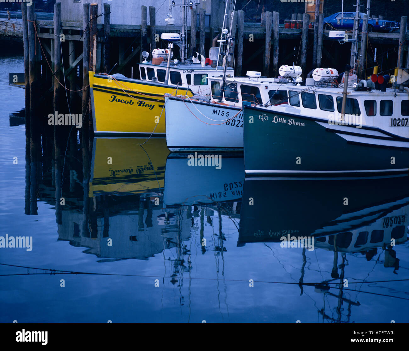 3 boats docked reflection in water Stock Photo - Alamy