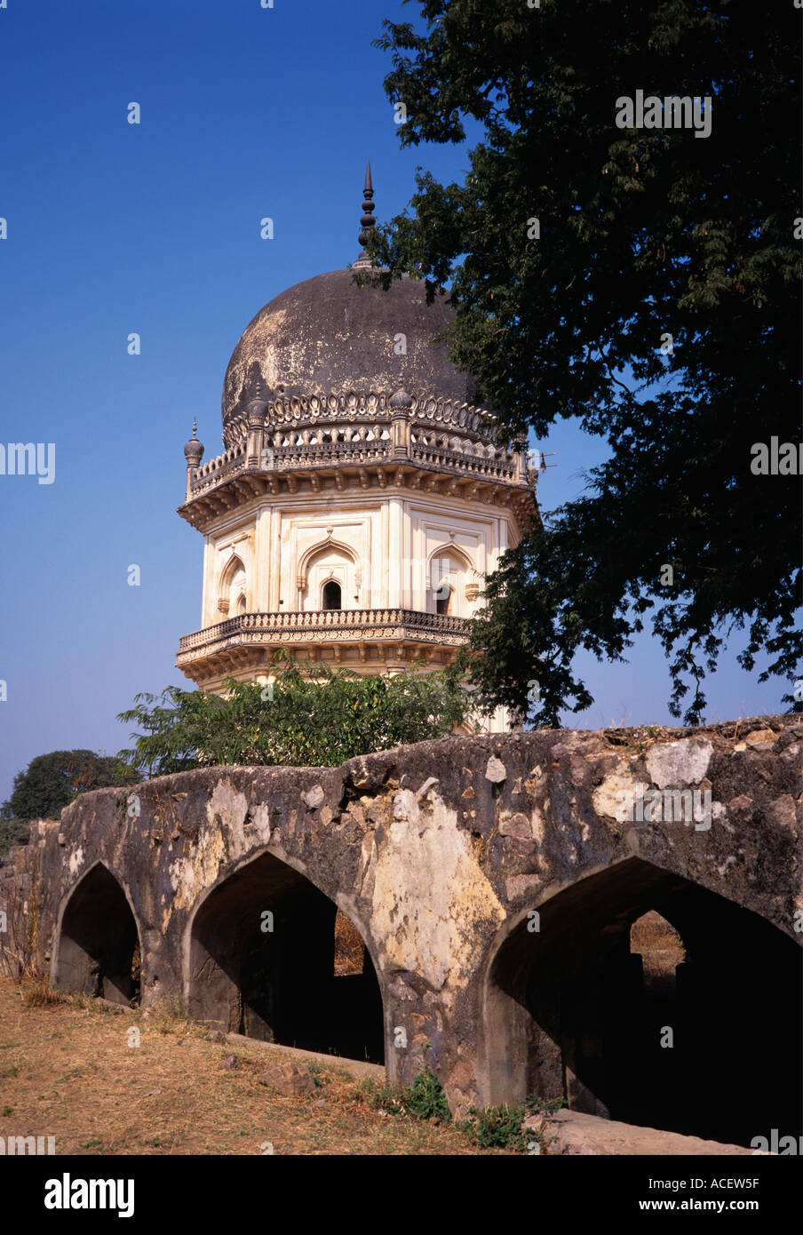 Tomb jamsheed quli qutb shah hires stock photography and images Alamy