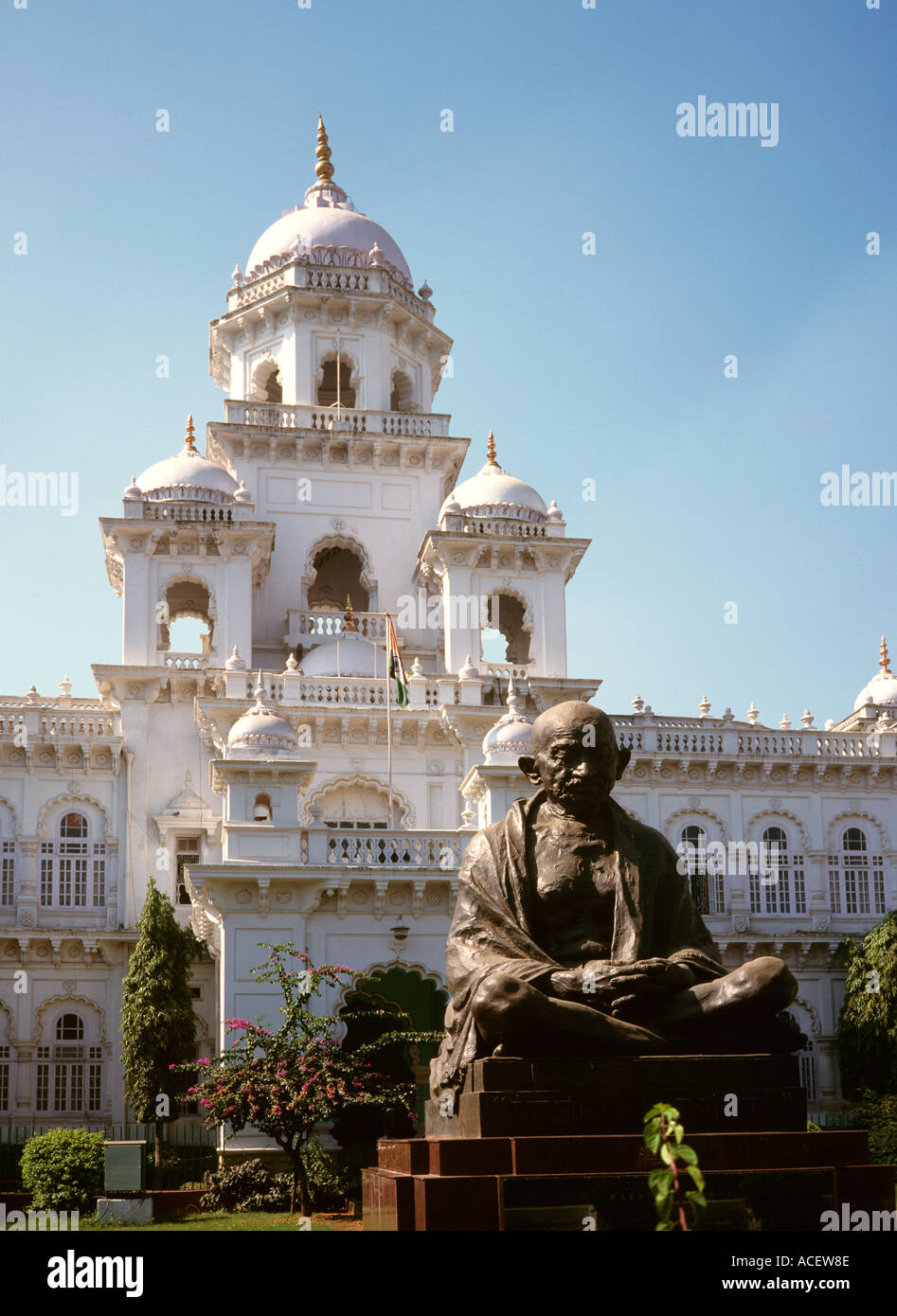 India Andhra Pradesh Hyderabad Gandhi statue outside State Legislature Stock Photo