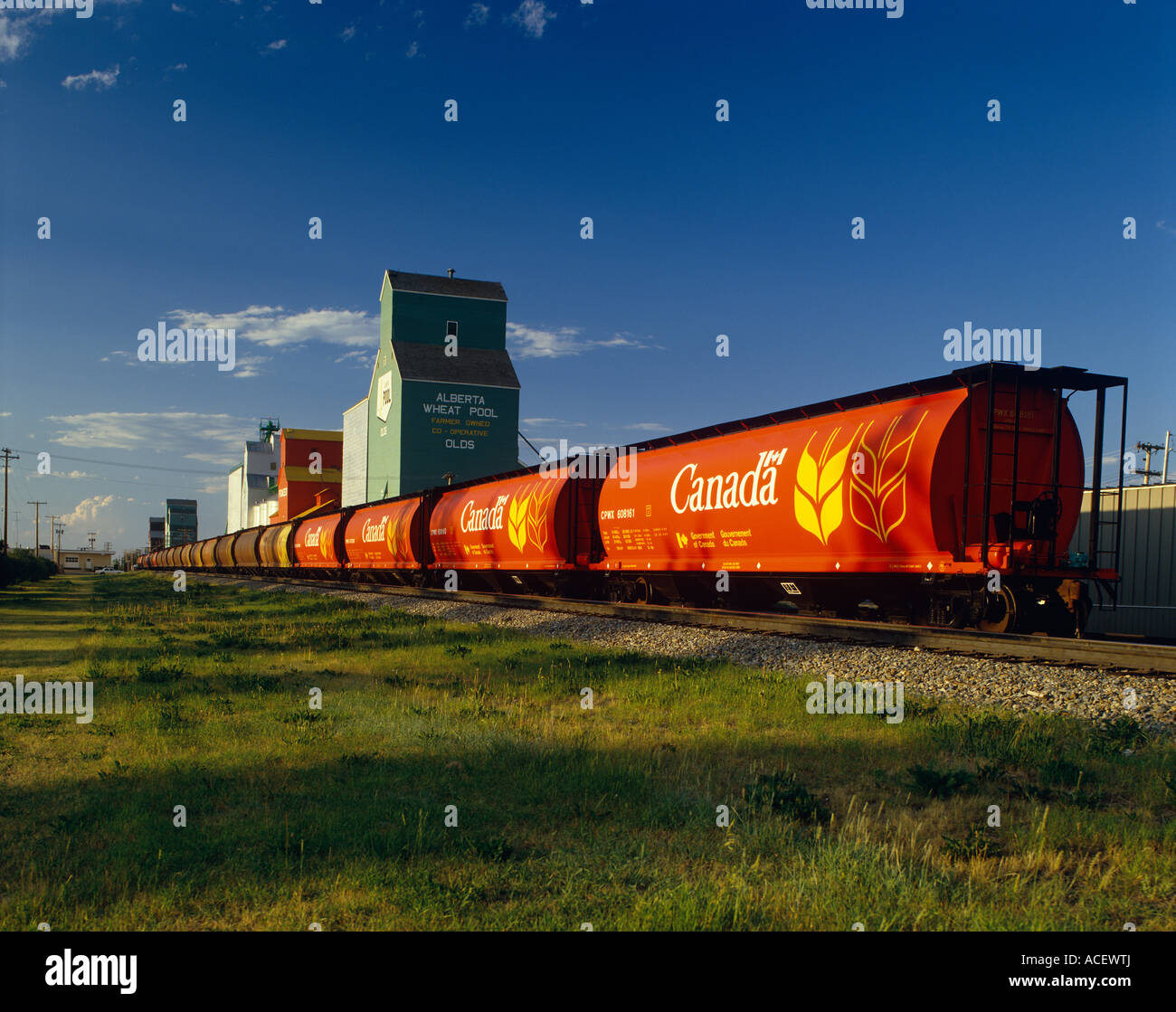 Train Saskatchewan Grain elevator Stock Photo