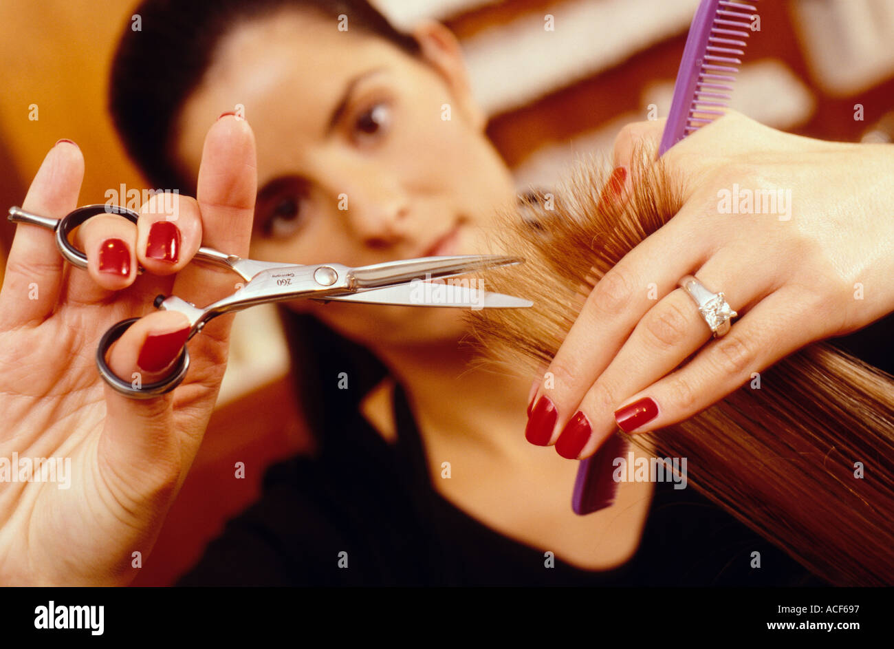 Парикмахерская 5 дифференциации. Парикмахер. Парикмахер и клиент. Открытки с открытием салона красоты. Самозанятый человек.