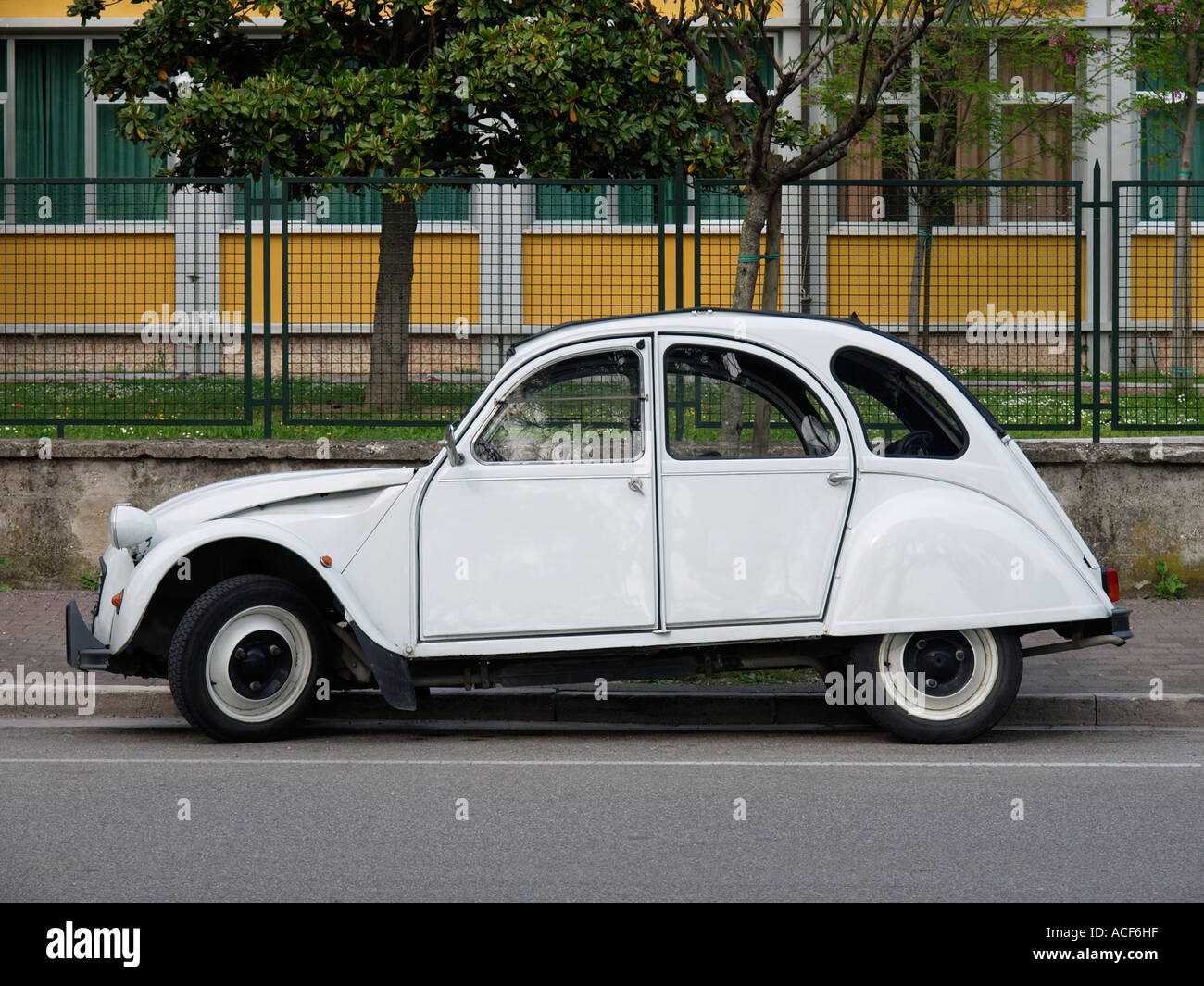 citroen 2cv white