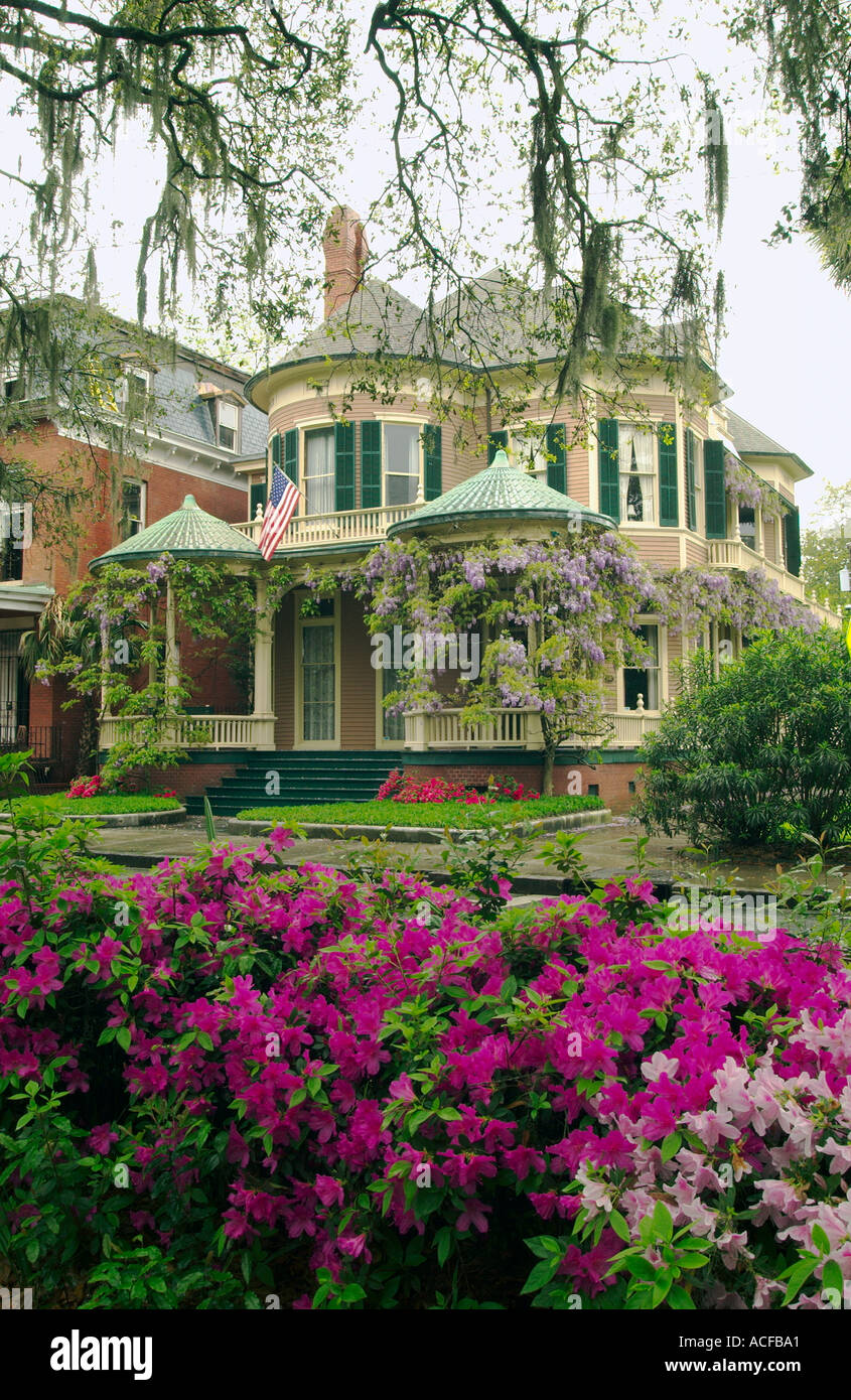 Azalea blossoms and antebellum homes in Savannah Stock Photo