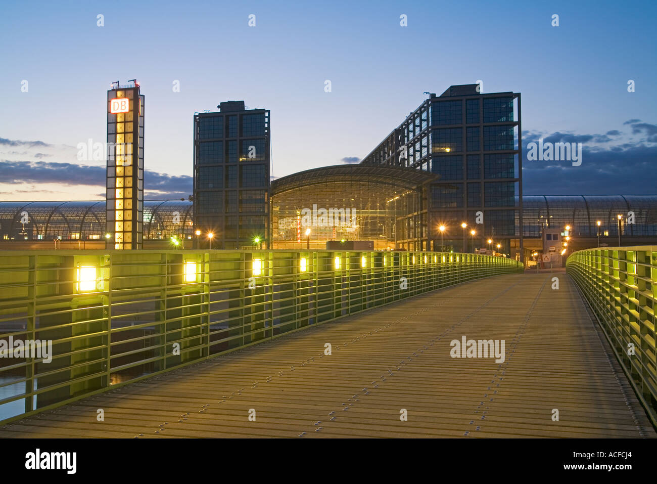 Berlin Lehrter Bahnhof new main station at river Spree bridge over river Spree Stock Photo