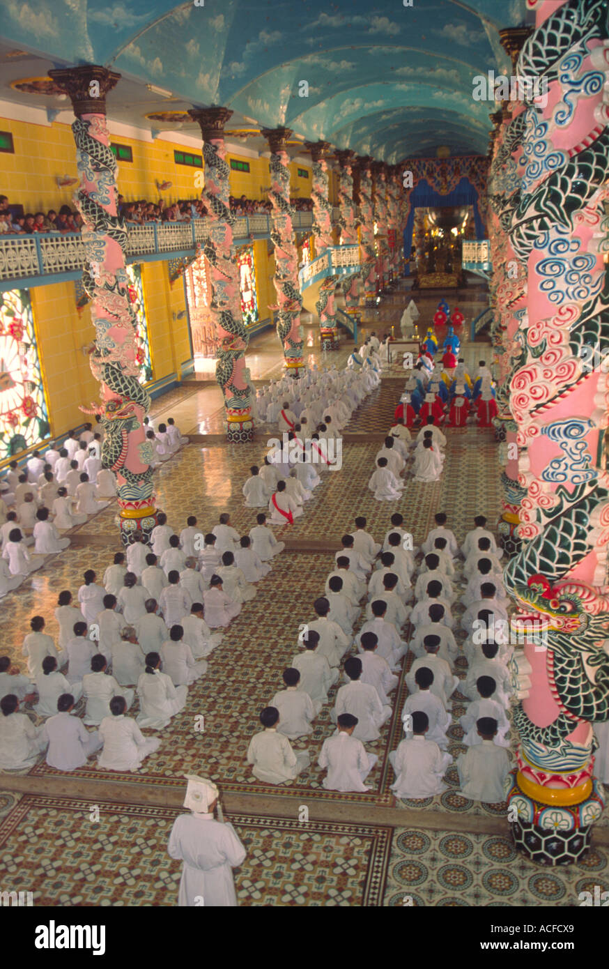 VNM VIETNAM Tay Ninh Cao Dai Tempel prayer Stock Photo