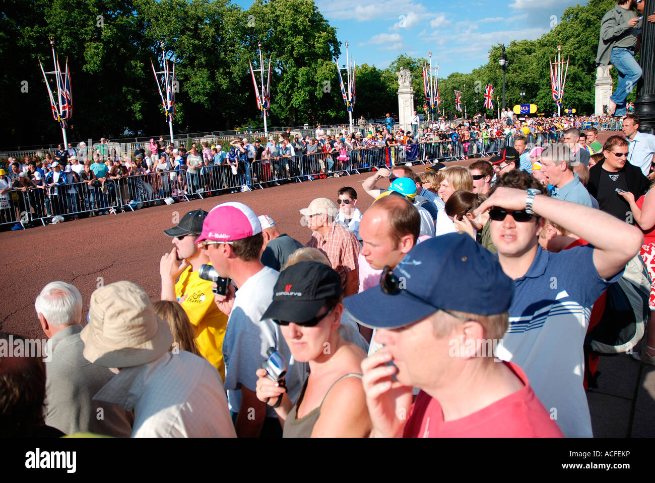 Crowds lining the route of the Tour de France prologue outside Buckingham Palace in London 2007 Stock Photo