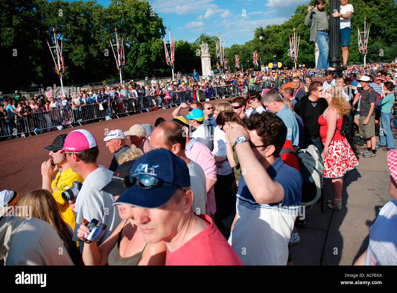 Crowds lining the route of the Tour de France prologue outside Buckingham Palace in London 2007 . Stock Photo