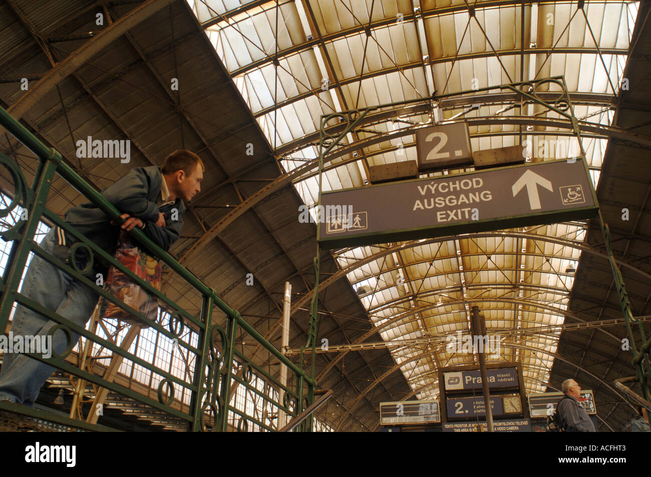 Man waiting for train on platform hi-res stock photography and images ...