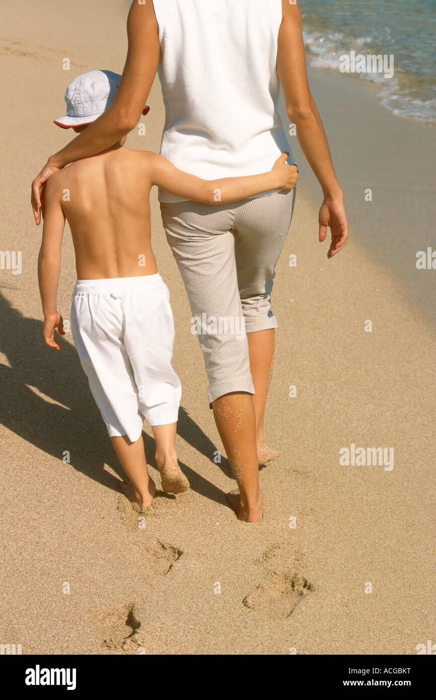Familie nackt am strand