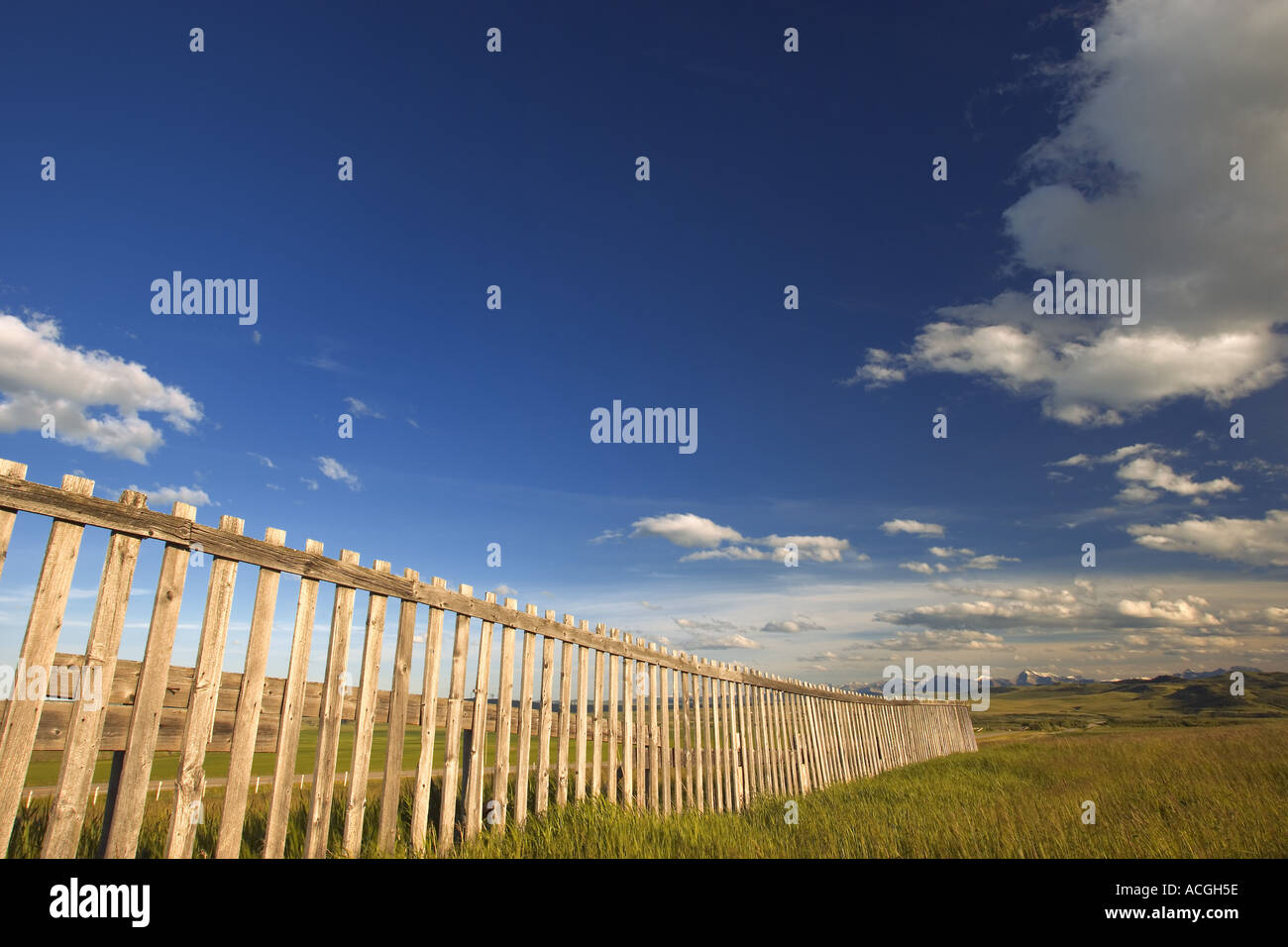 Wooden fence field hi-res stock photography and images - Alamy