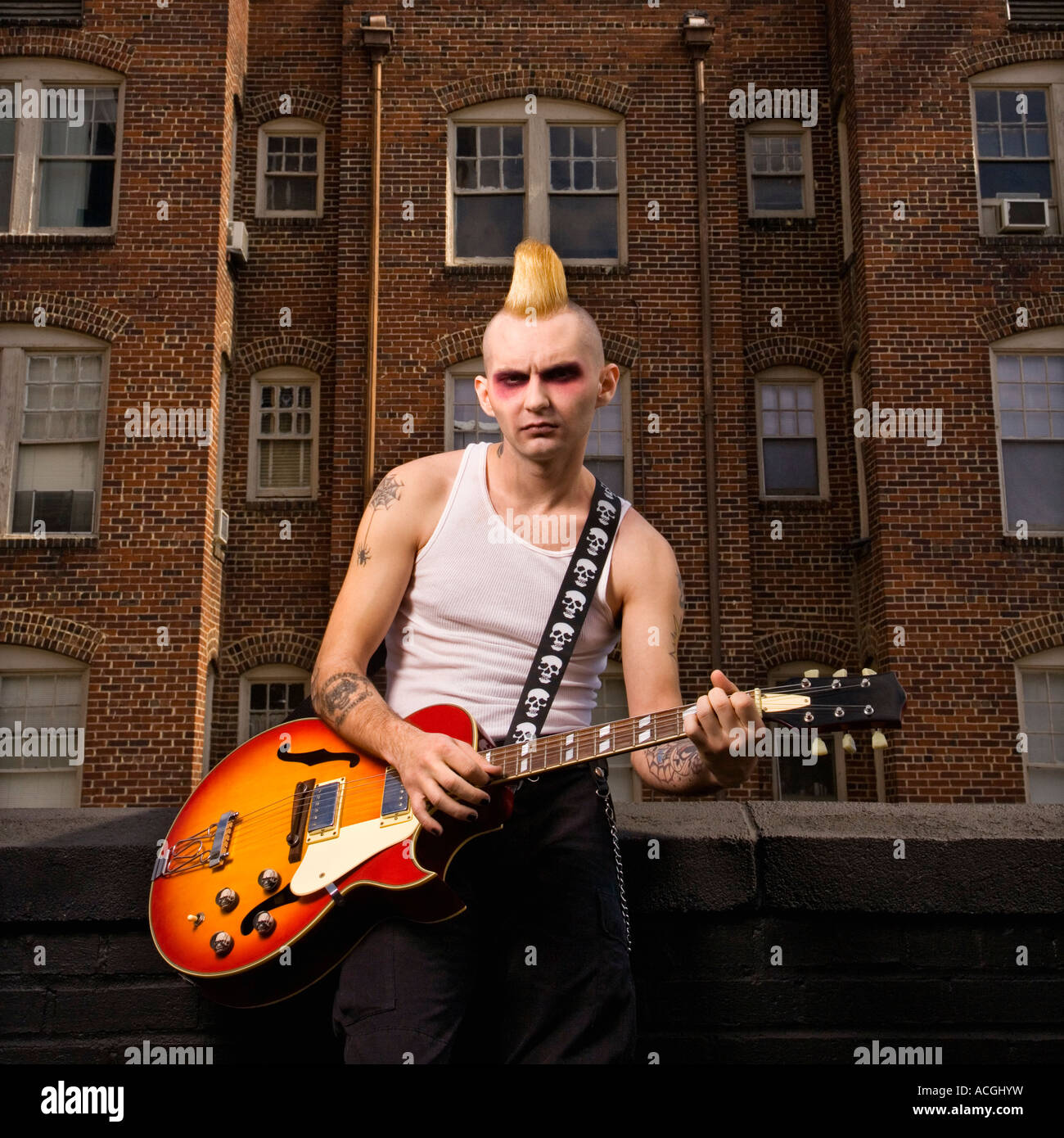 Сектор газа лайф бой на гитаре. Панк играет на акустике. Играли панки на гитаре. Как играть панк на гитаре. Барт симпсон рокер.