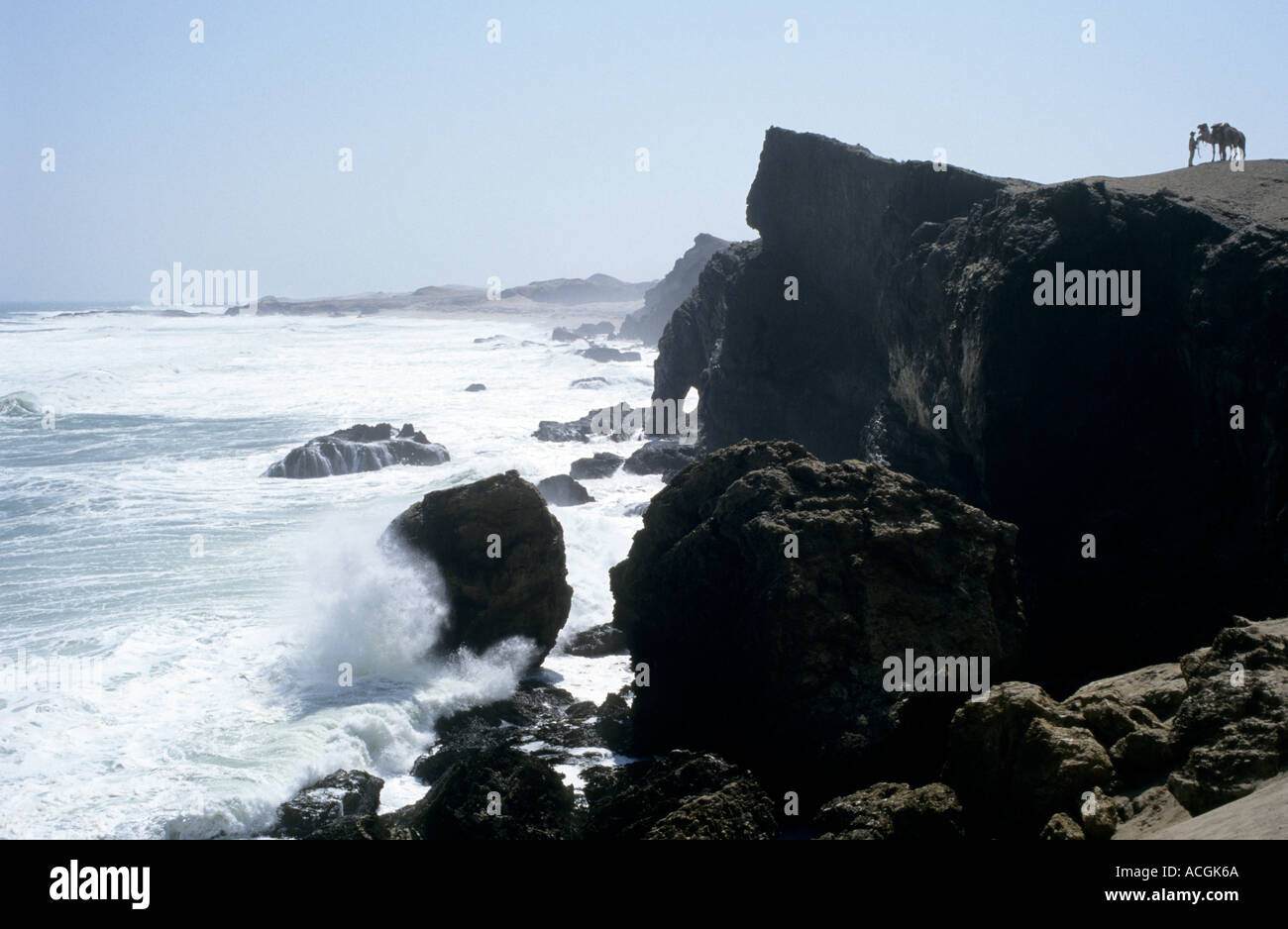 Benedict Allen and camels near to Bogenfels Arch Stock Photo