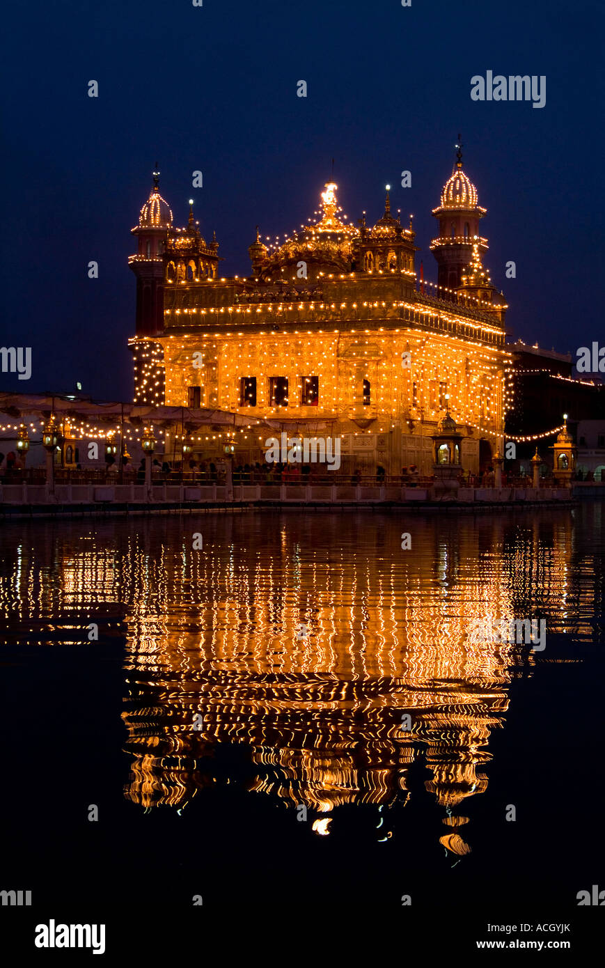 NIGHT VIEW OF GOLDEN TEMPLE AMRITSAR Stock Photo - Alamy