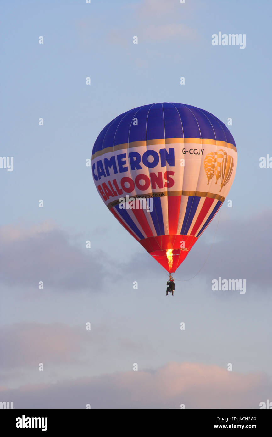 moersleutel bijeenkomst Verkeerd Burner lit as hot air balloon struggles for height Stock Photo - Alamy