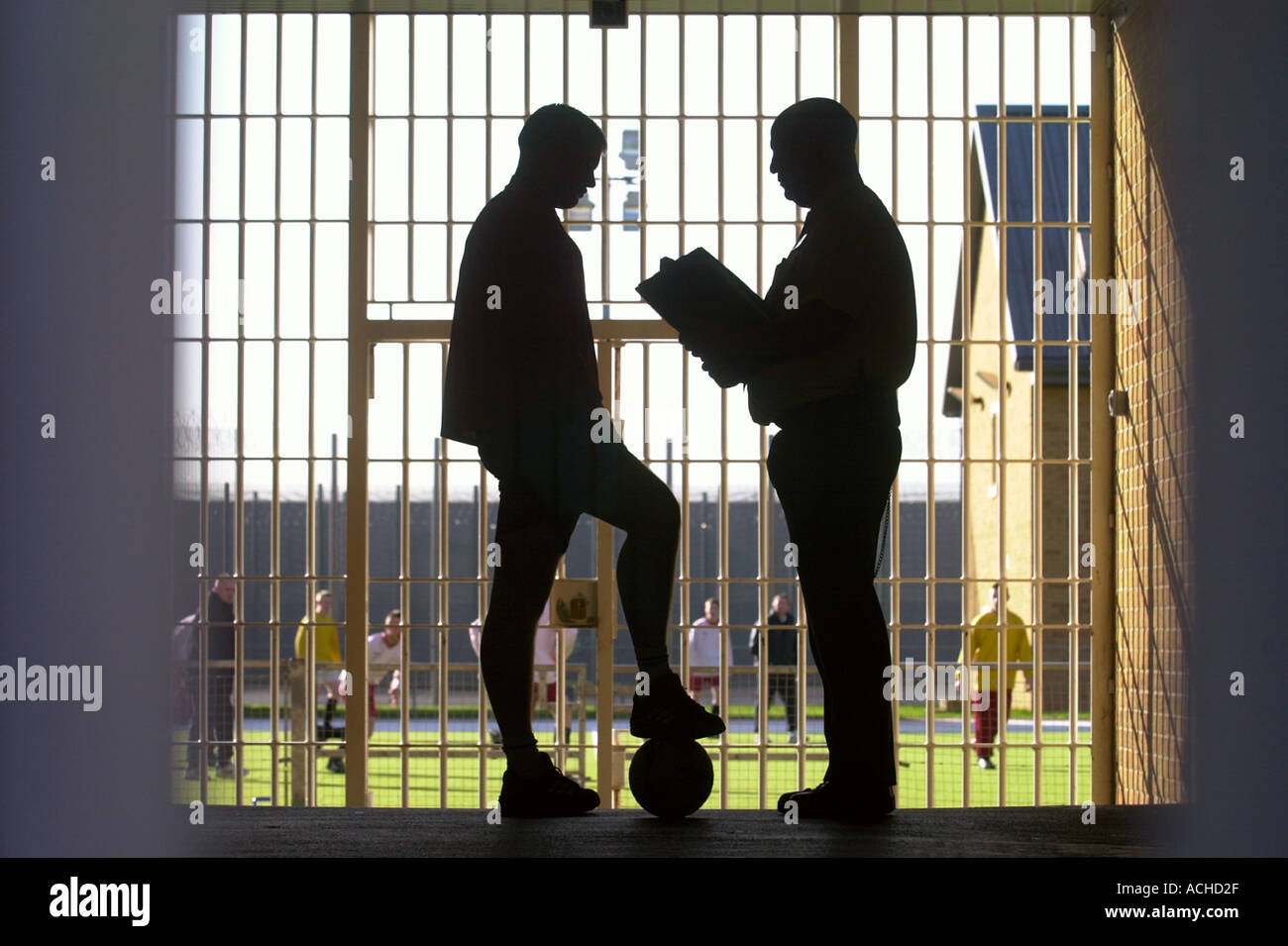 RE PRISON INSPECTORS REPORT INTO HMP AND YOI ASHFIELD NEAR BRISTOL A CUSTODY OFFICER TALKS TO AN OFFENDER BEFORE A FOOTBALL Stock Photo