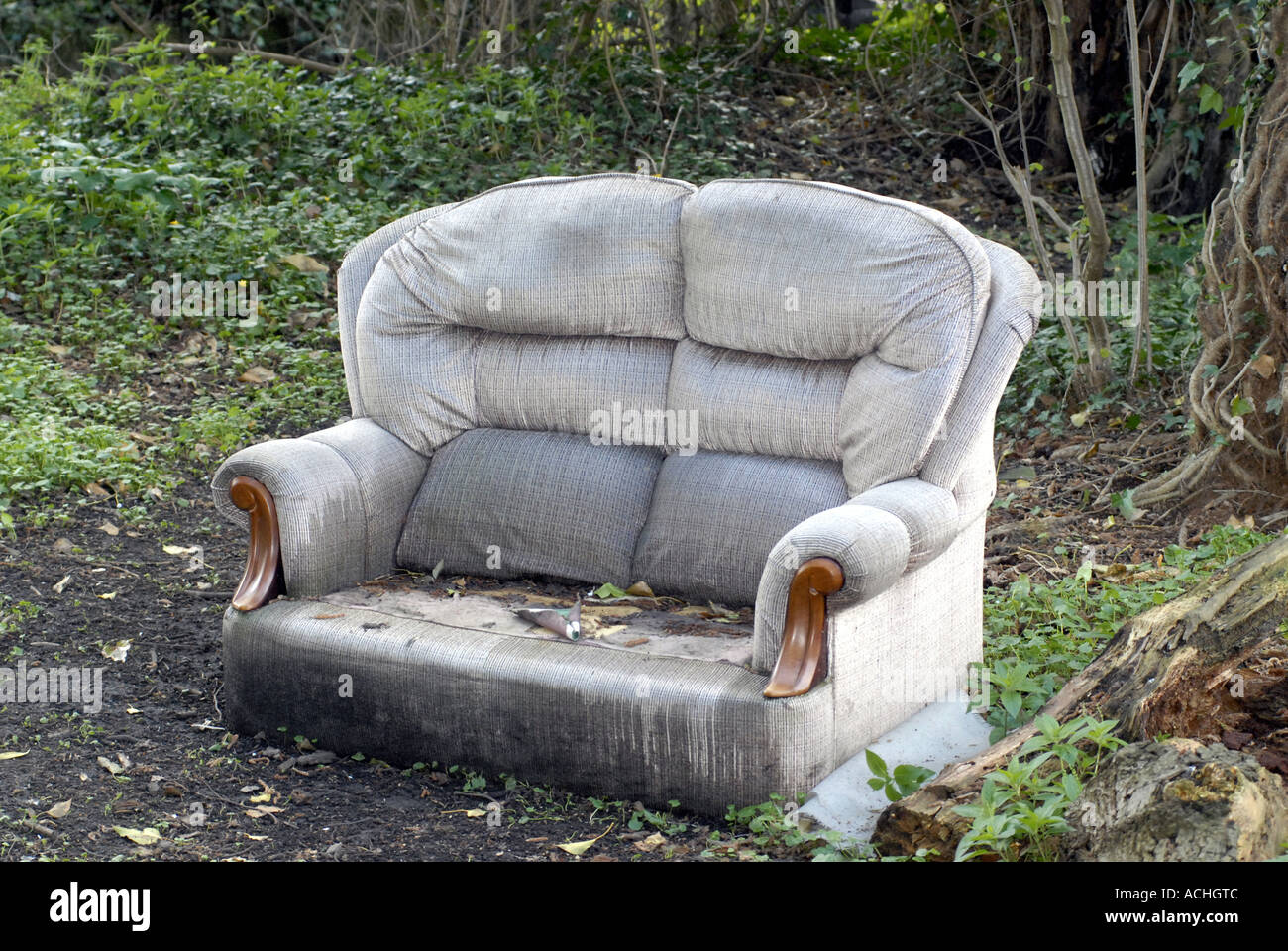 DUMPED SOFA RUBBISH IN WOODLANDS COUNTRYSIDE MAY 2006 Stock Photo Alamy