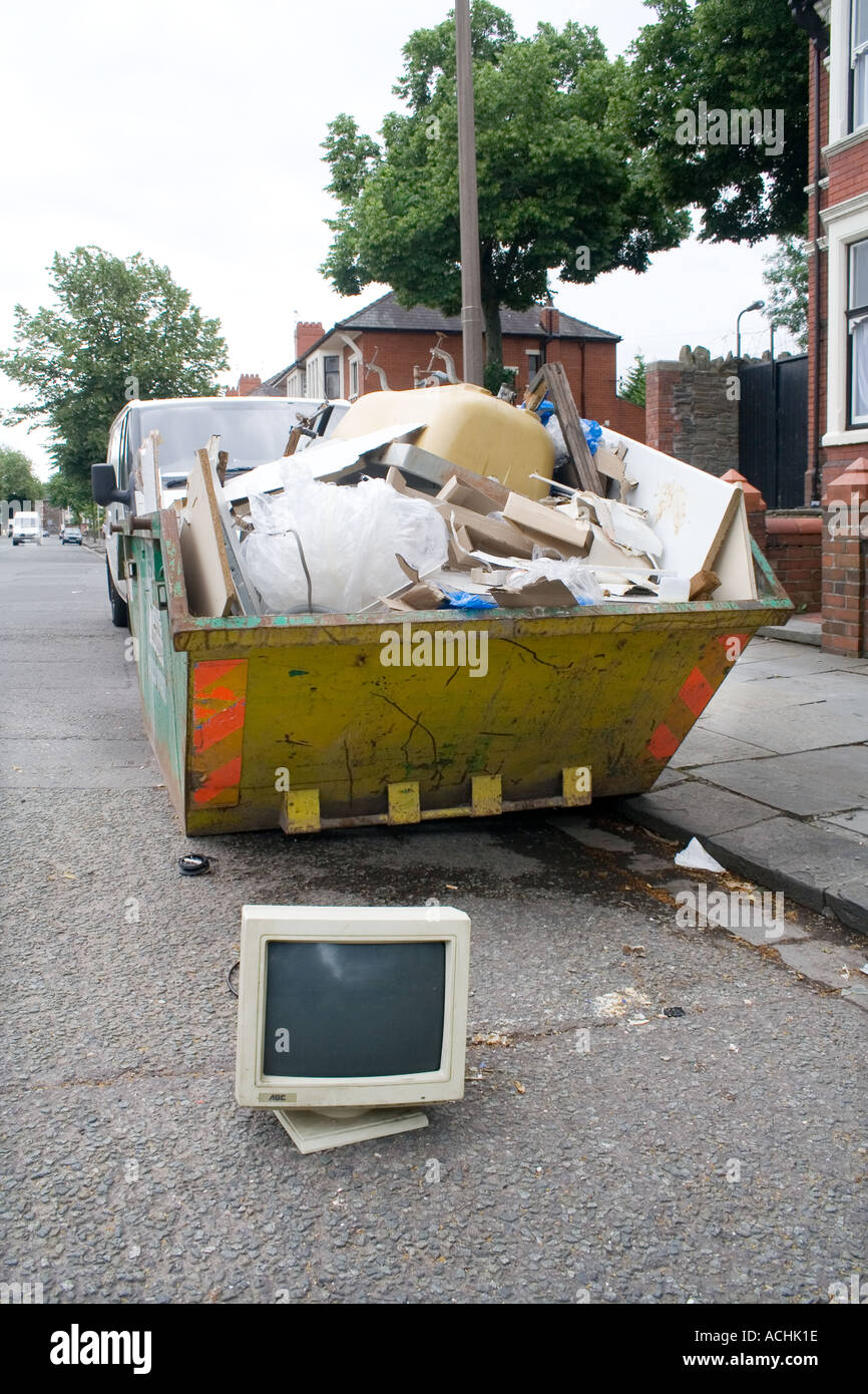 Computer thrown away hi-res stock photography and images - Alamy
