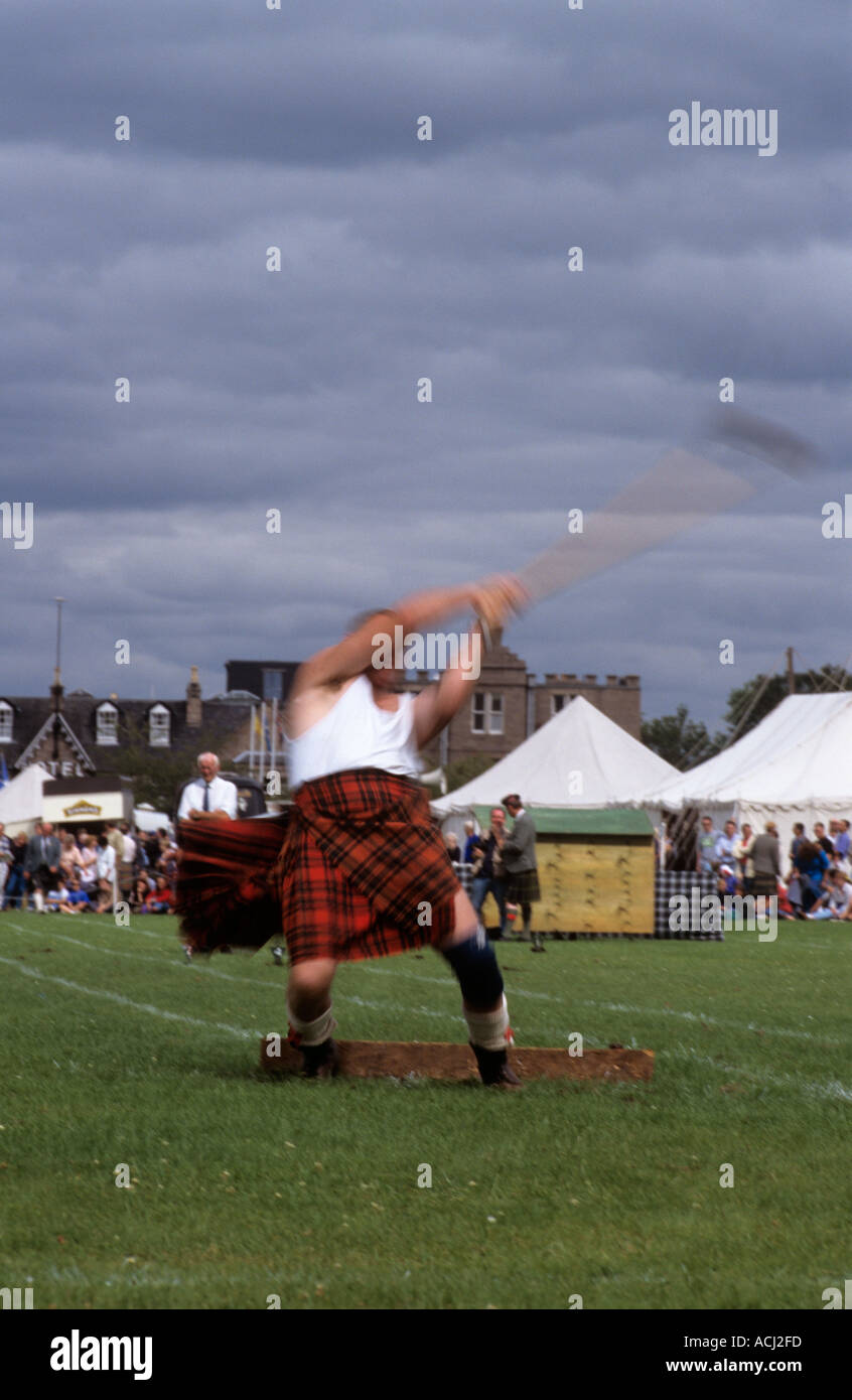 Throwing the light hammer at Aboyne highland games Stock Photo Alamy