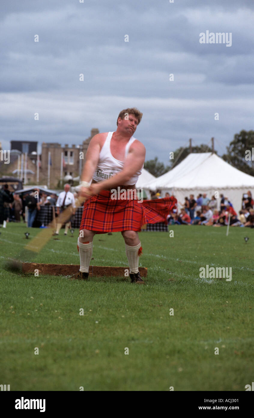 Throwing the light hammer at Aboyne highland games Stock Photo Alamy