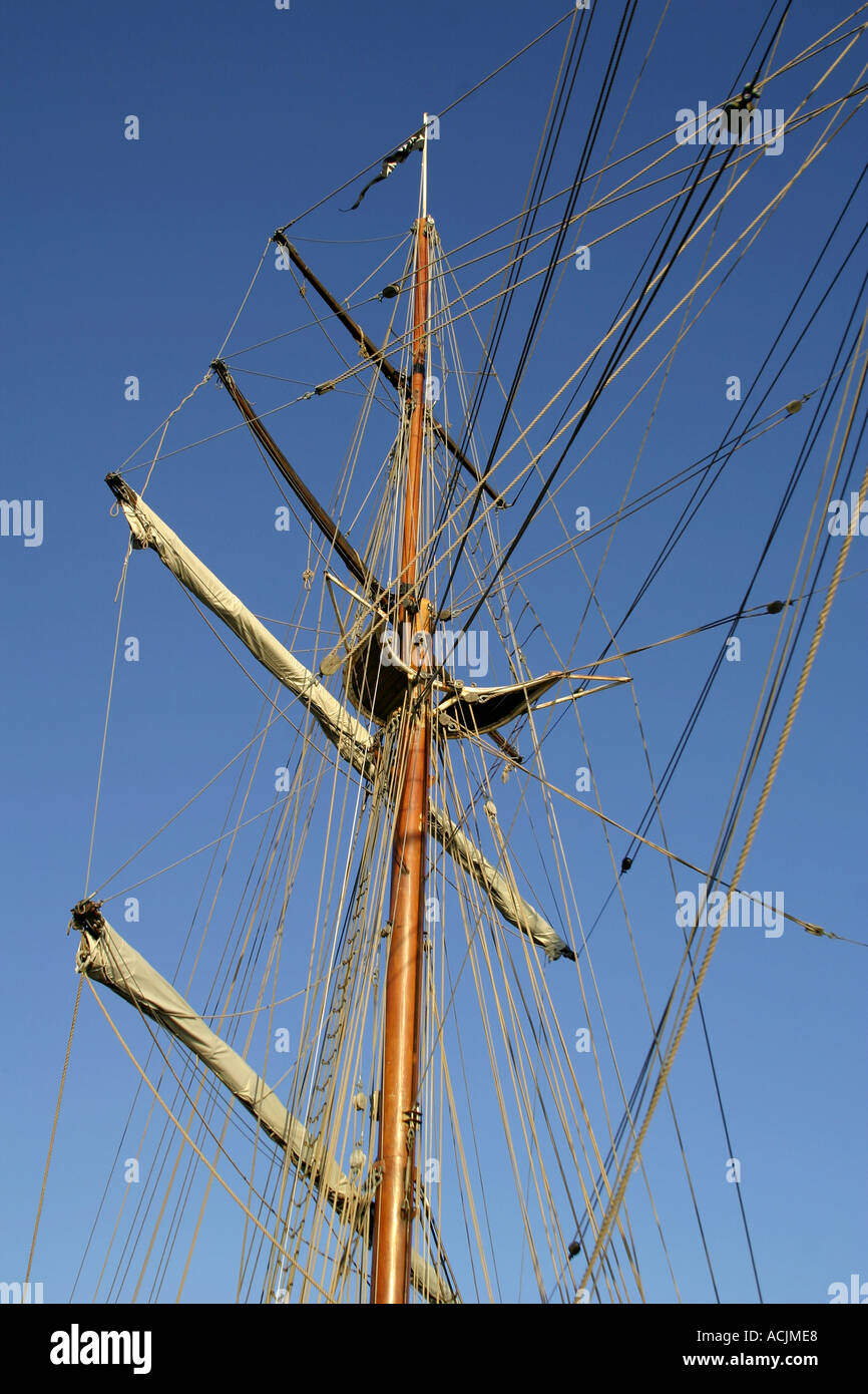 Tall wood mast hi-res stock photography and images - Alamy