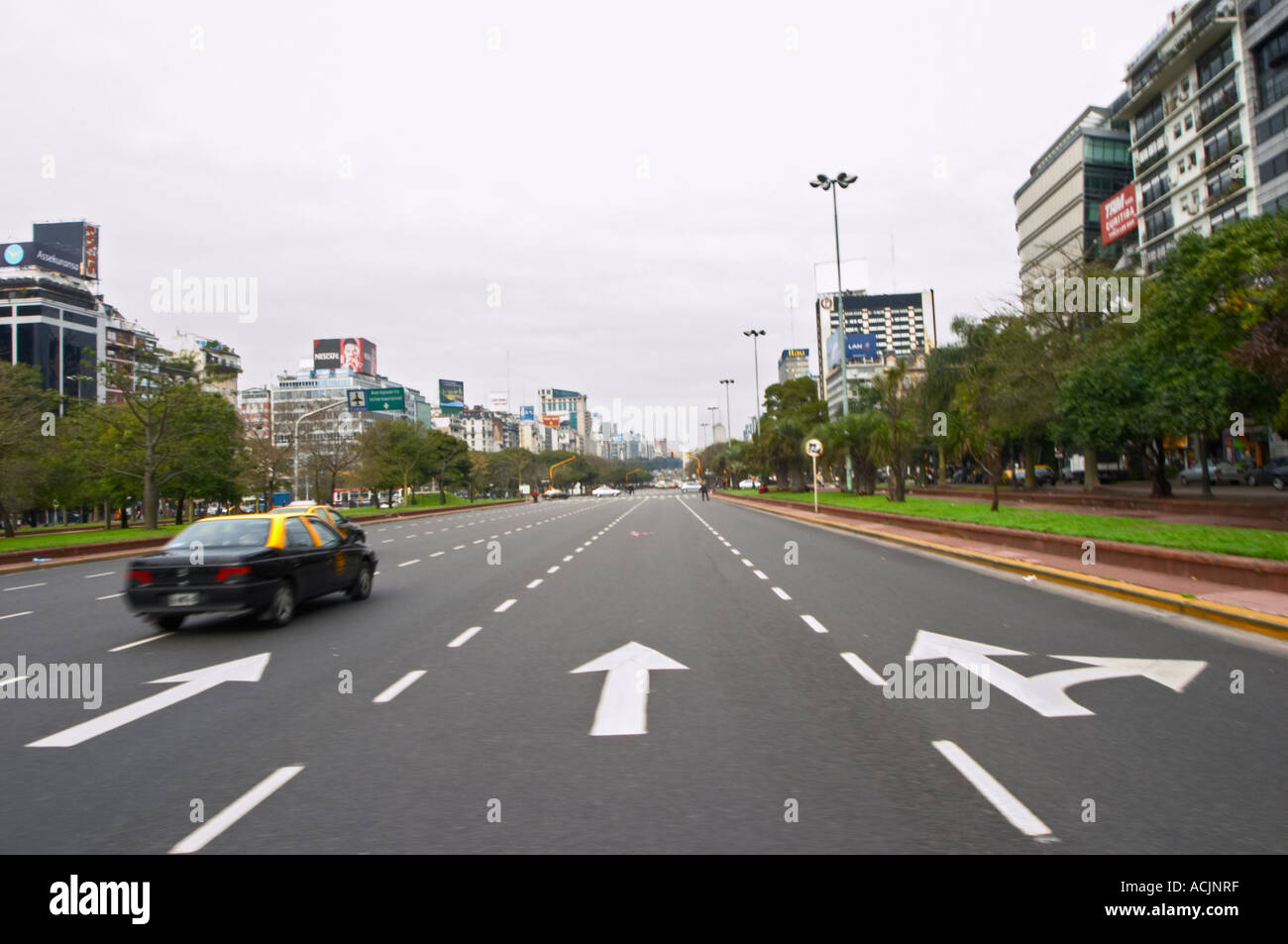 the Avenida 9 Julio Avenue of ninth of July, said to be the world's widest street, lined by trees and modern office block buildings. taxis Buenos Aires Argentina, South America Stock Photo