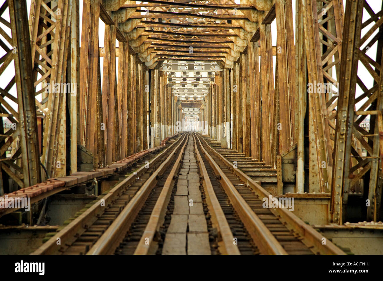 Metal girder railway bridge hi-res stock photography and images - Alamy