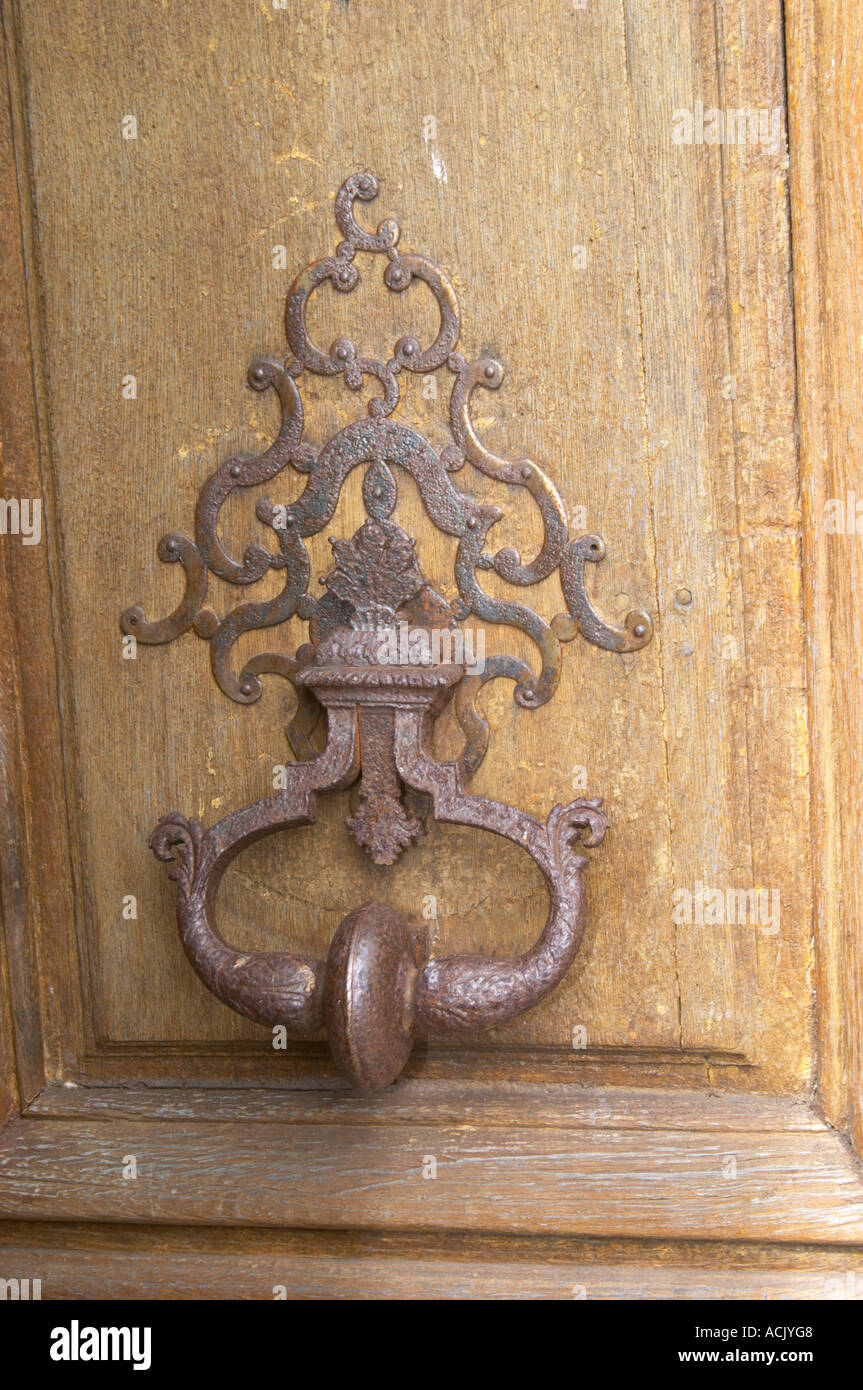 Old iron Door knocker on the wooden entrance door. Chateau de Cerons (Cérons) Sauternes Gironde Aquitaine France Stock Photo