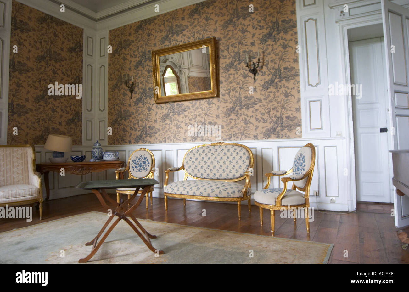 One of the reception rooms in the chateau classically furnished. Chateau de Cerons (Cérons) Sauternes Gironde Aquitaine France Stock Photo