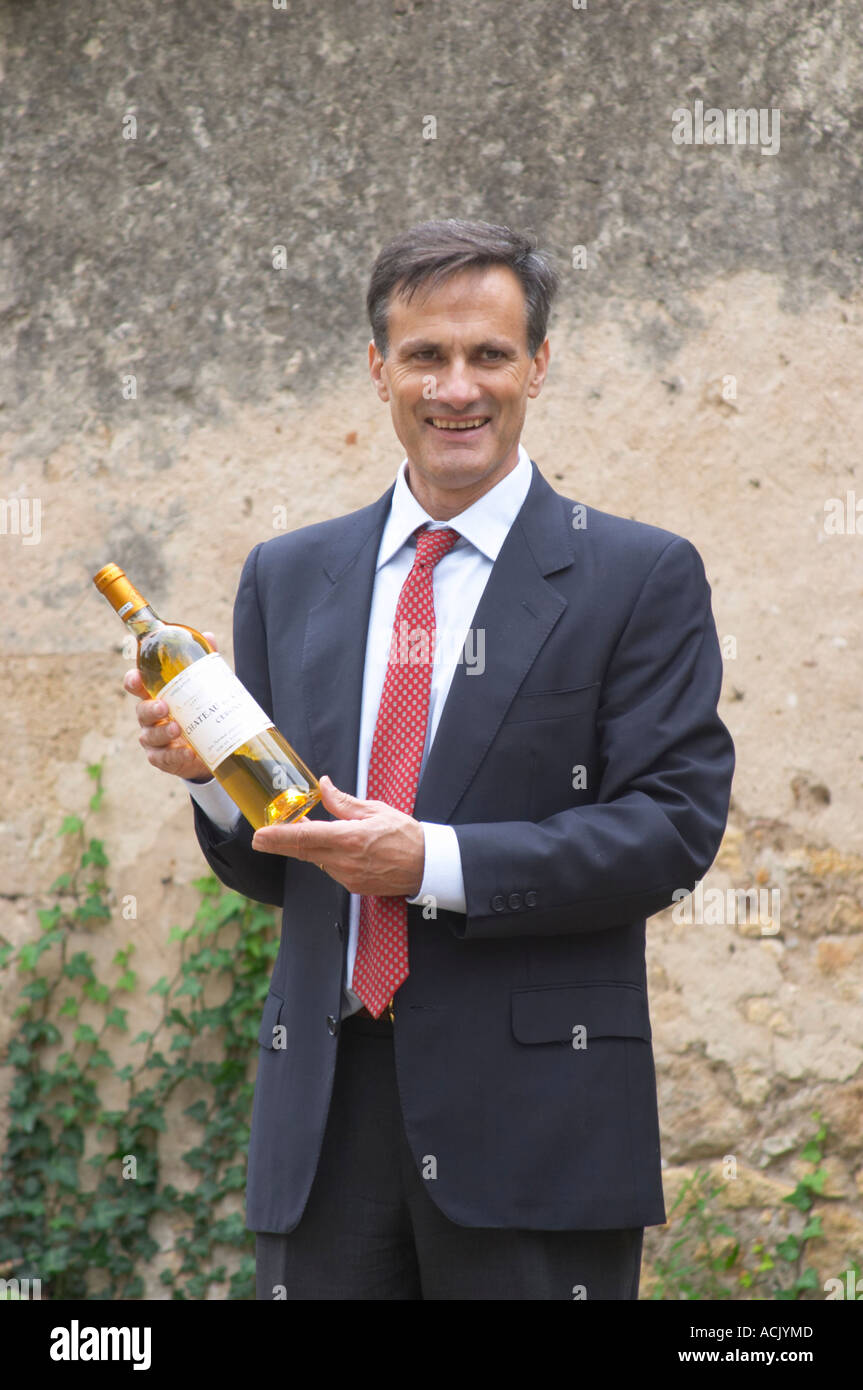 Xavier Perromat, winemaker with a bottle of Chateau de Cerons wine Chateau de Cerons (Cérons) Sauternes Gironde Aquitaine France Stock Photo