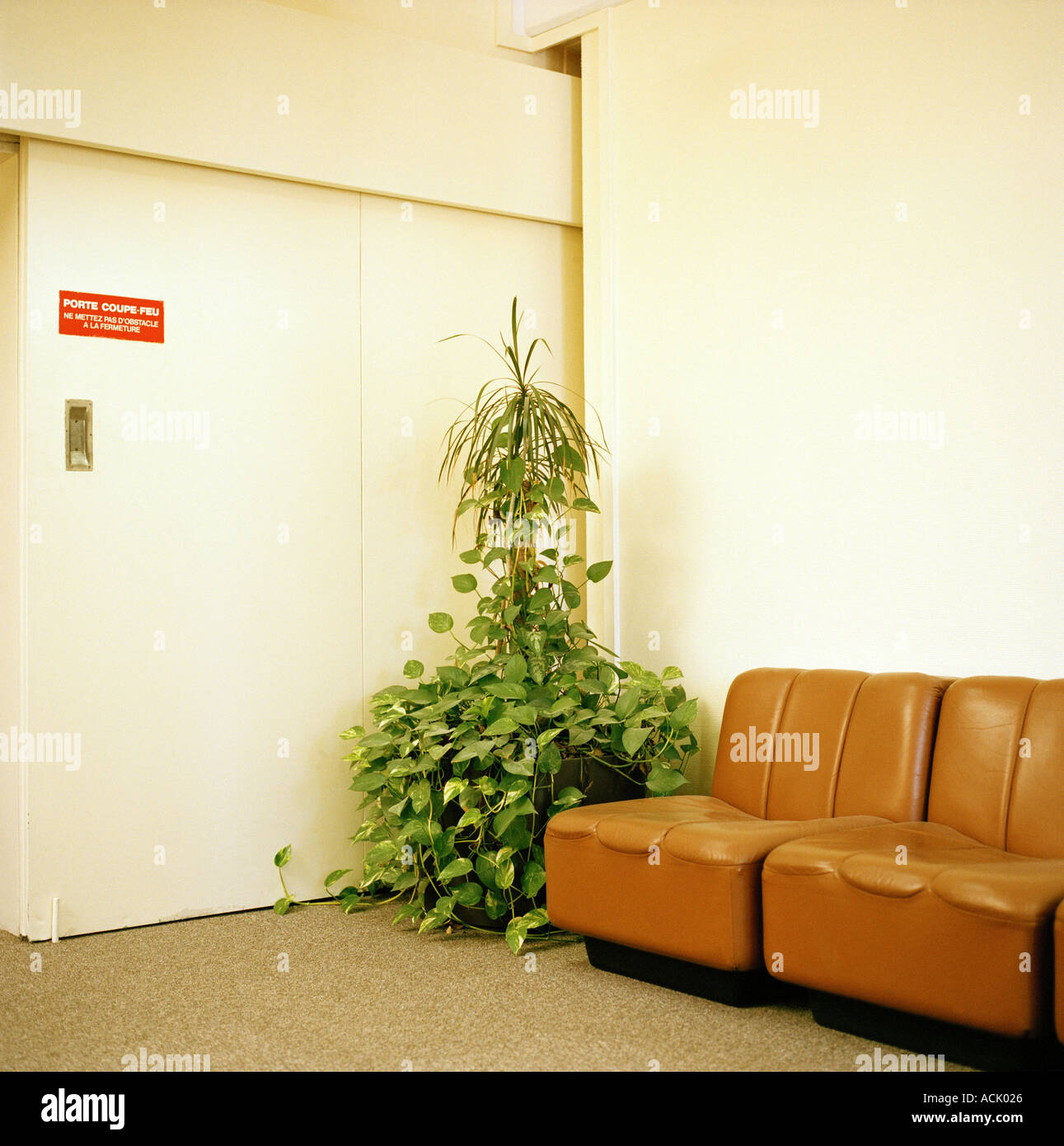 Two empty white chairs hi-res stock photography and images - Alamy