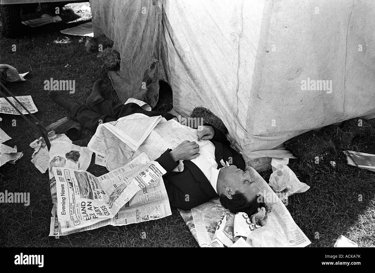 Drunk man 1970s  UK. Too much to drink sleeping it off, he's been binge drinking. The Derby Horse Race, Epsom Downs Surrey England 1970. HOMER SYKES Stock Photo