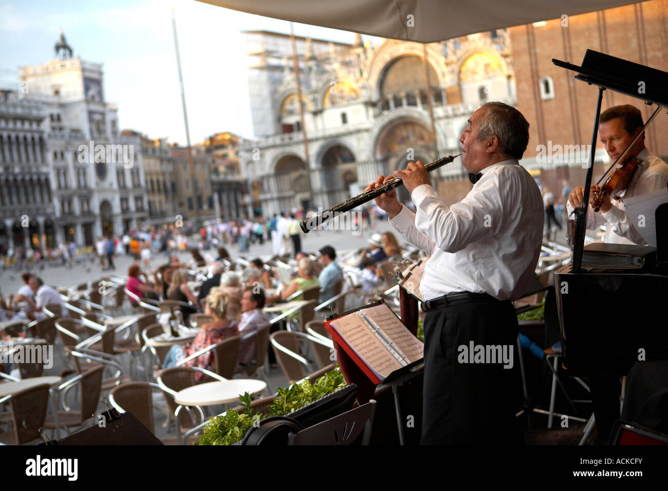 SAINT MARKS SQUARE, VENICE, CAFE FLORIAN WITH MUSICIANS AND SEATED AUDIENCE Stock Photo