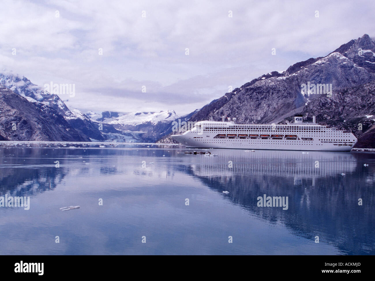 Alaska cruise ship hi-res stock photography and images - Alamy