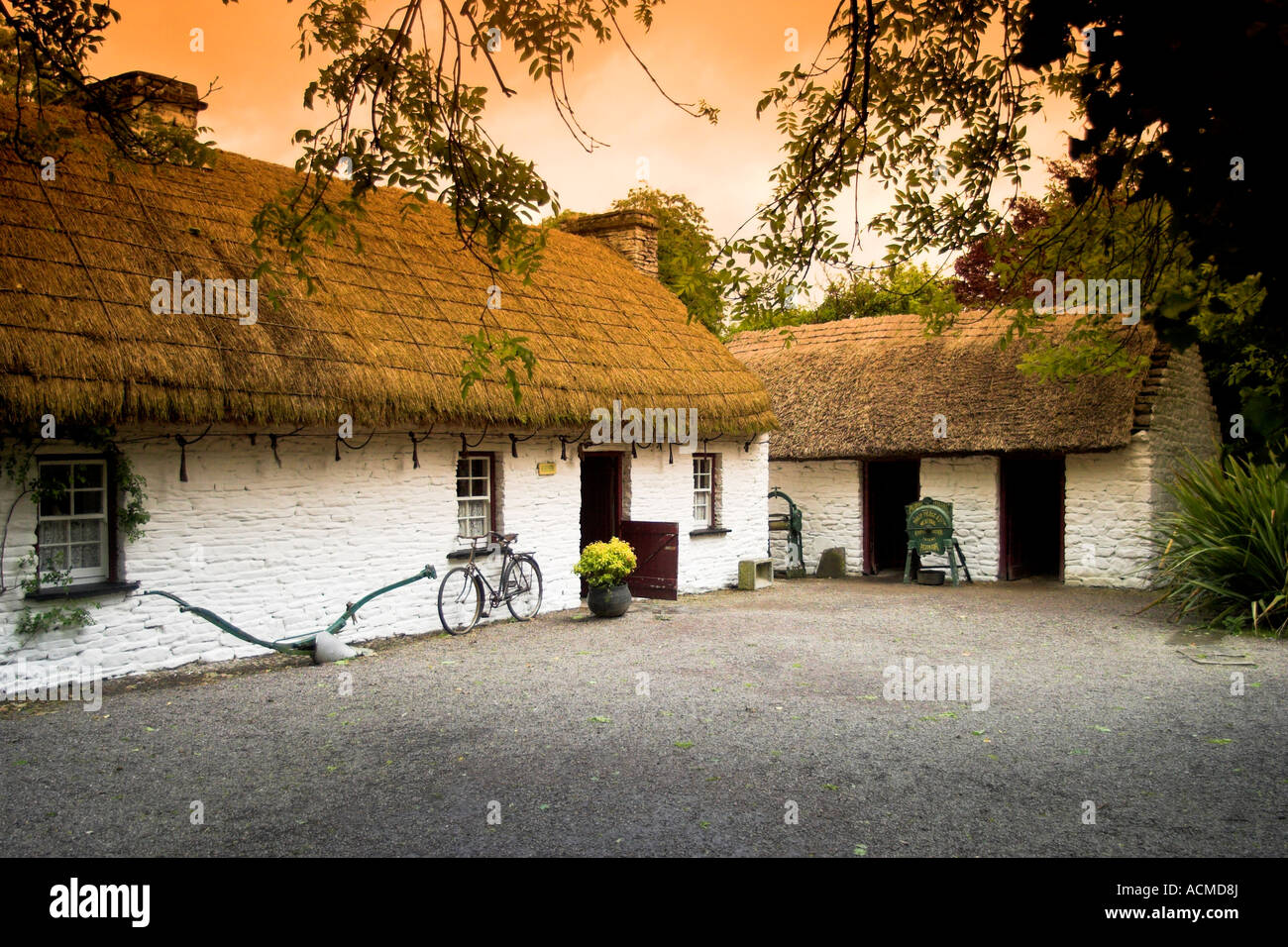 Thatched cottage at bunratty folk park hires stock photography and