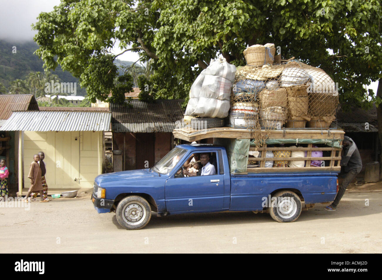 626 Pickup Truck Overloaded Stock Photos, High-Res Pictures, and Images -  Getty Images