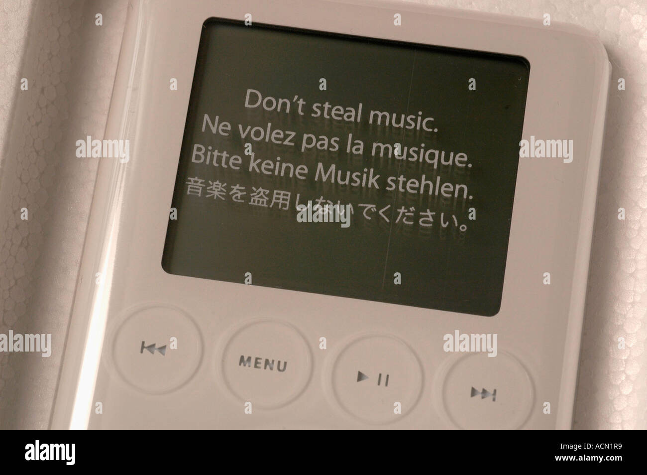 Don`t steal music Tag on a mp3 player - Apple iPod Stock Photo - Alamy