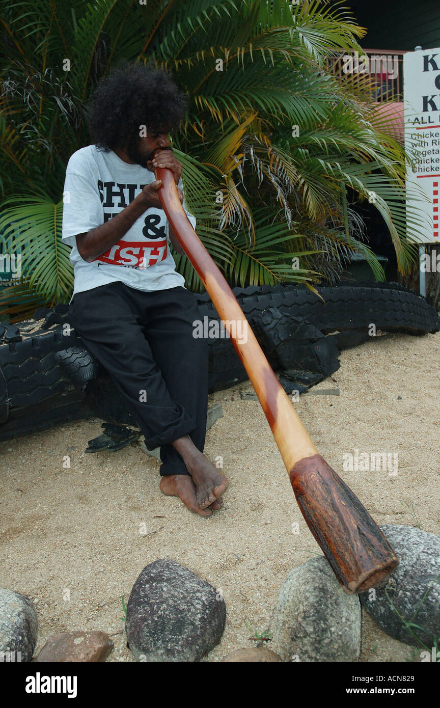 Leslie Hobbler Mayi Wunba Player Didgeridoo Kuranda Queensland Australia dsc 0099 Stock Photo