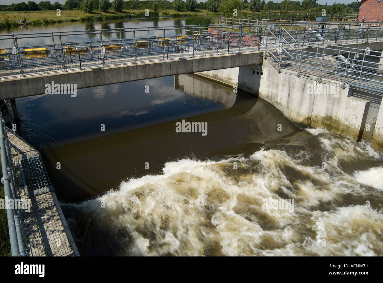 Marsh Lane Weir on the Jubilee River Stock Photo Alamy