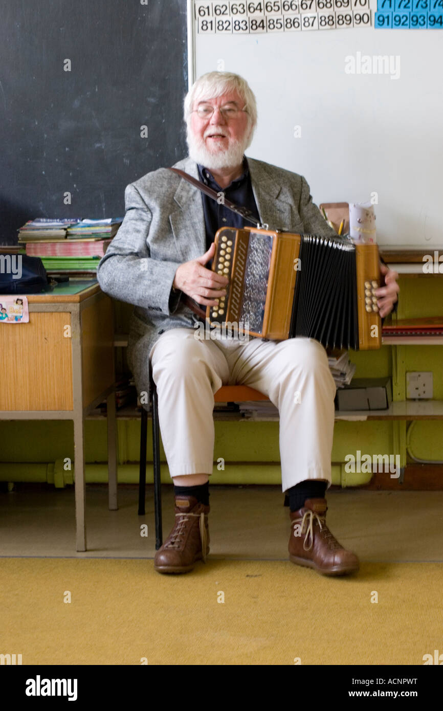 Joe Burke famous traditional Irish musician teaching accordion in