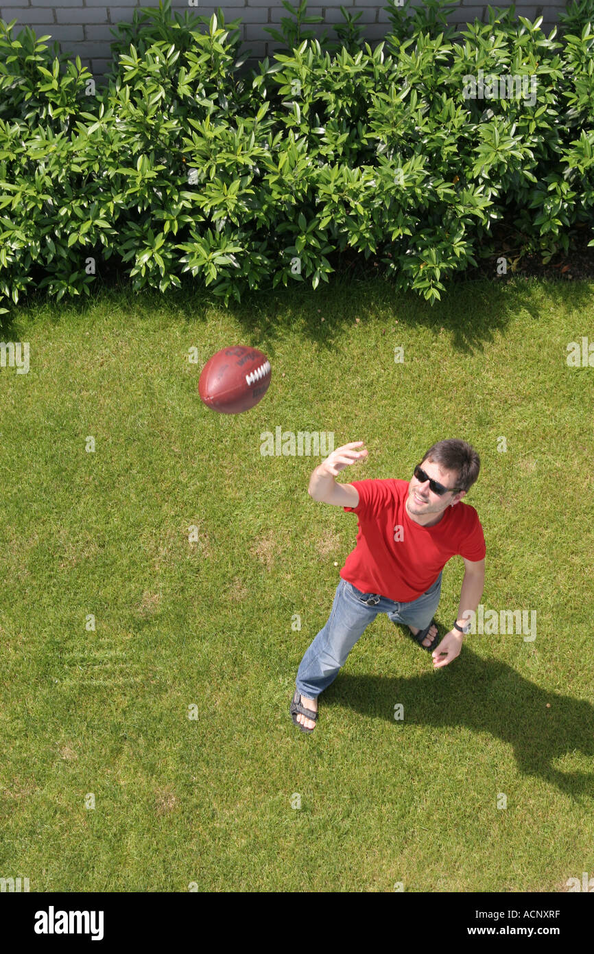 Throwing football Mann wirft Football Stock Photo Alamy