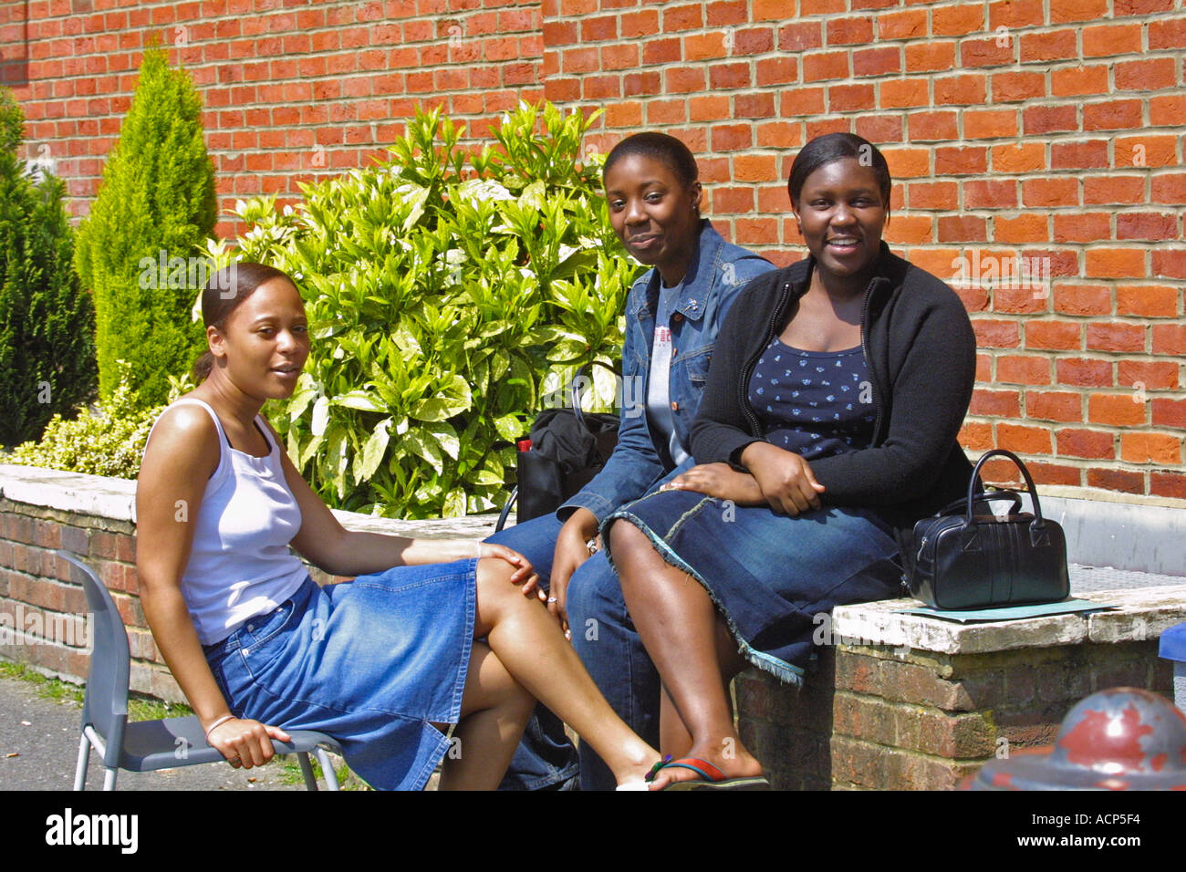 Students relaxing outside  Sixth Form College South London Stock Photo