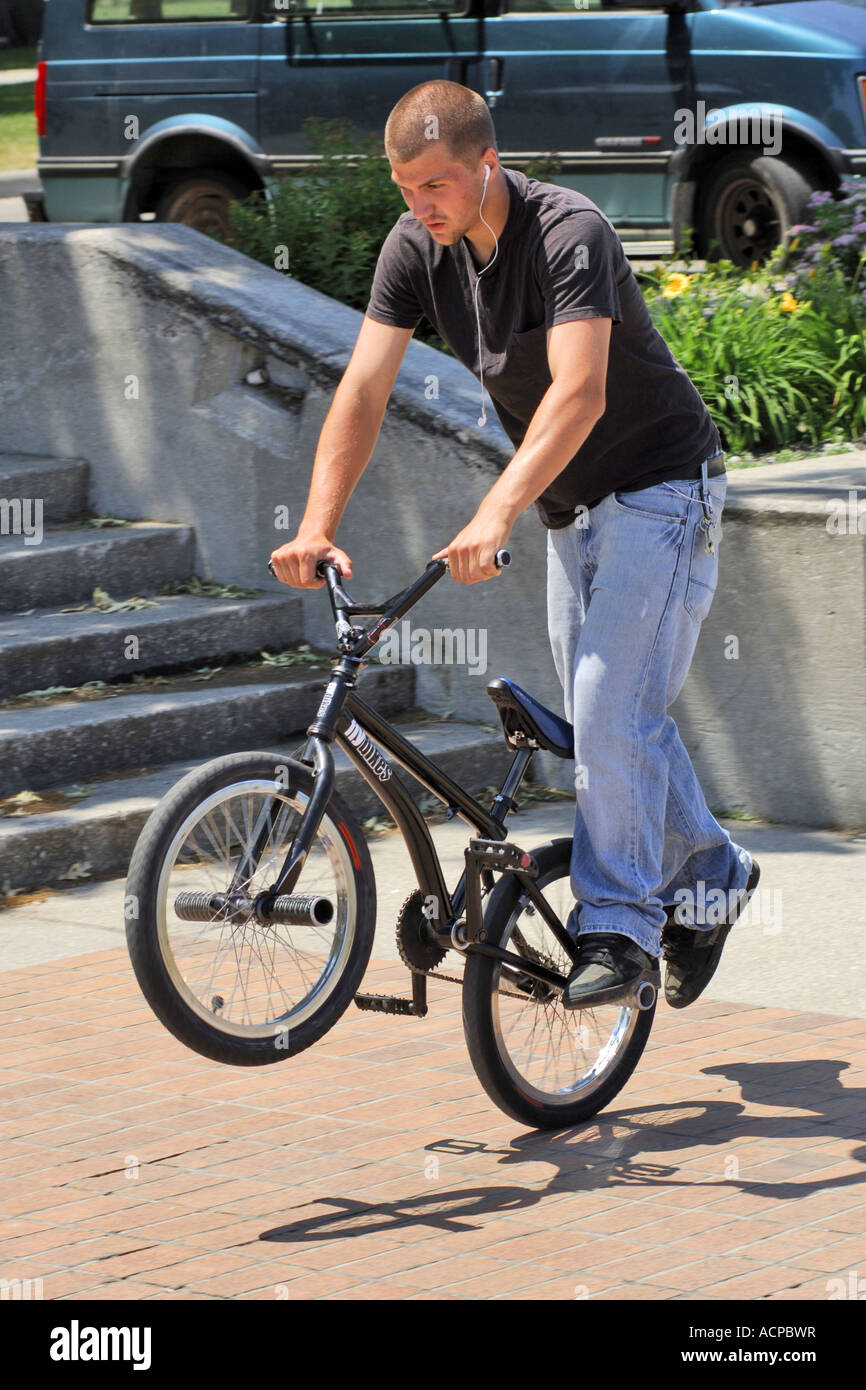 Teenage boy doing stunts on his bmx bike Stock Photo Alamy