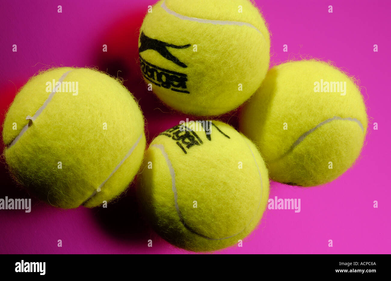 AnnonceSLAZENGER WIMBLEDON TENNIS BALLS