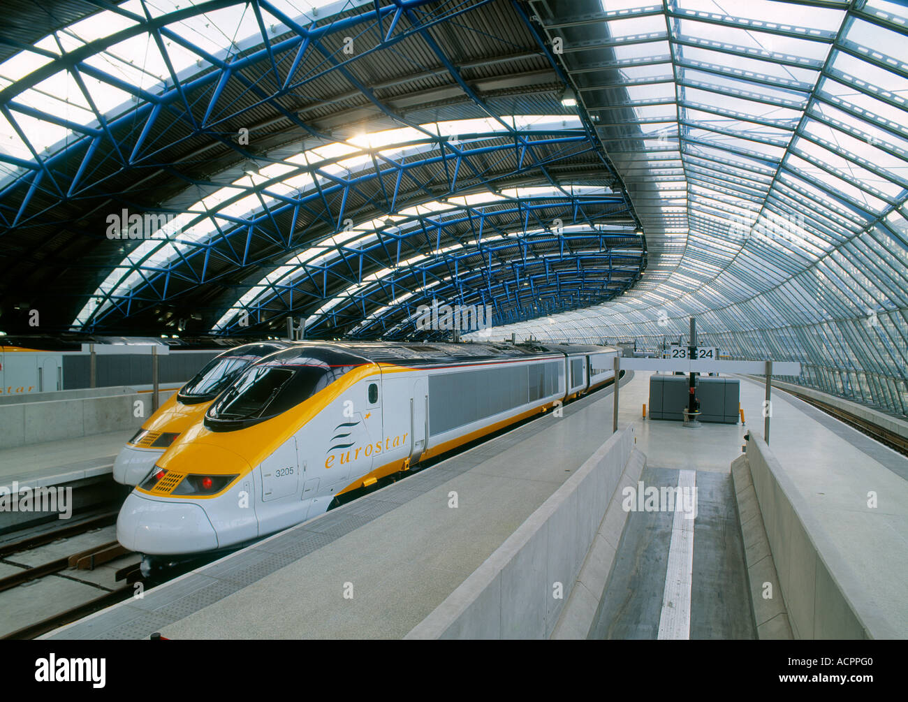 High speed trains at Waterloo International Station Stock Photo